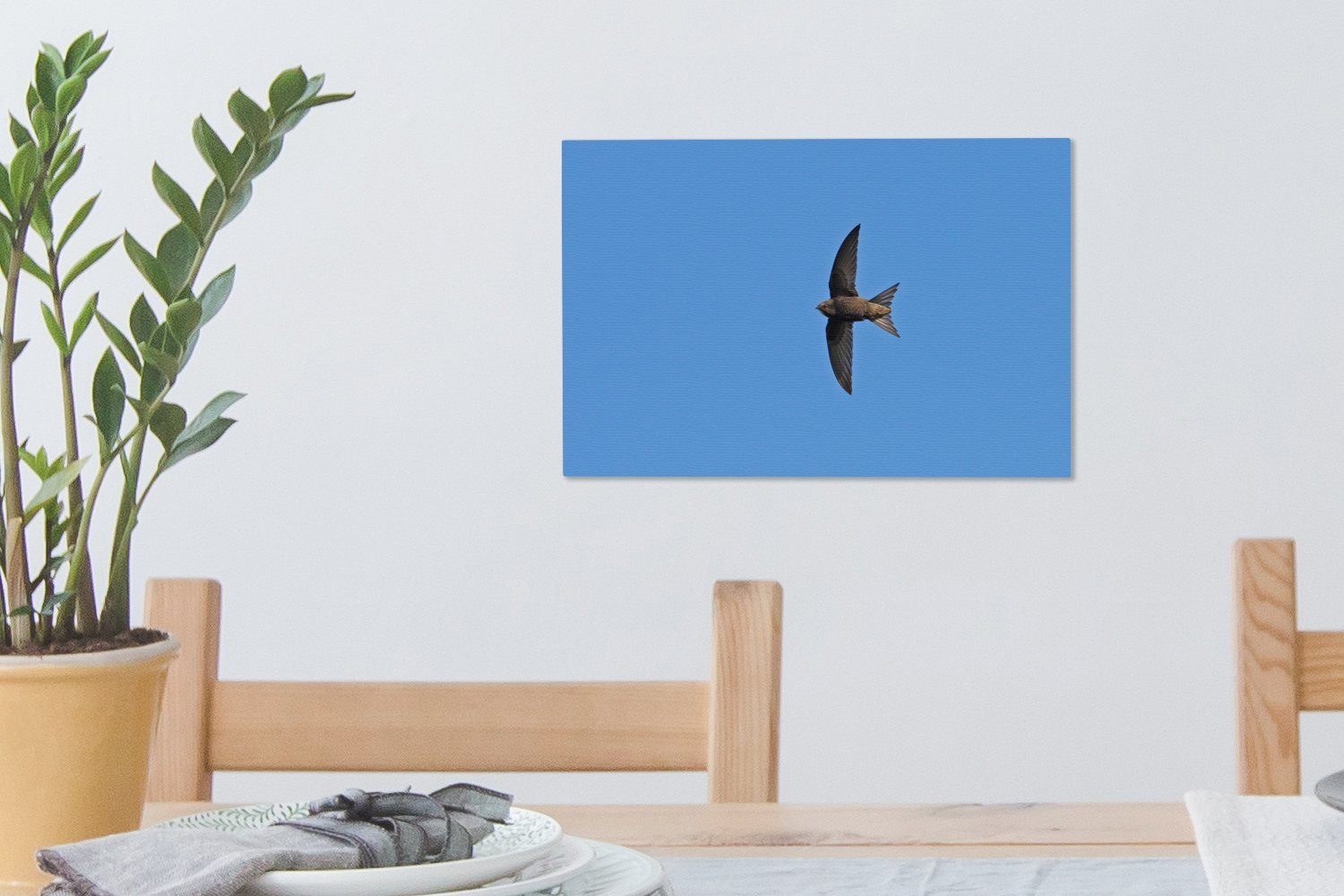 einen über (1 cm St), Leinwandbild Ein Wanddeko, 30x20 Aufhängefertig, Mauersegler Wandbild Himmel, blauen OneMillionCanvasses® fliegt klaren Leinwandbilder,