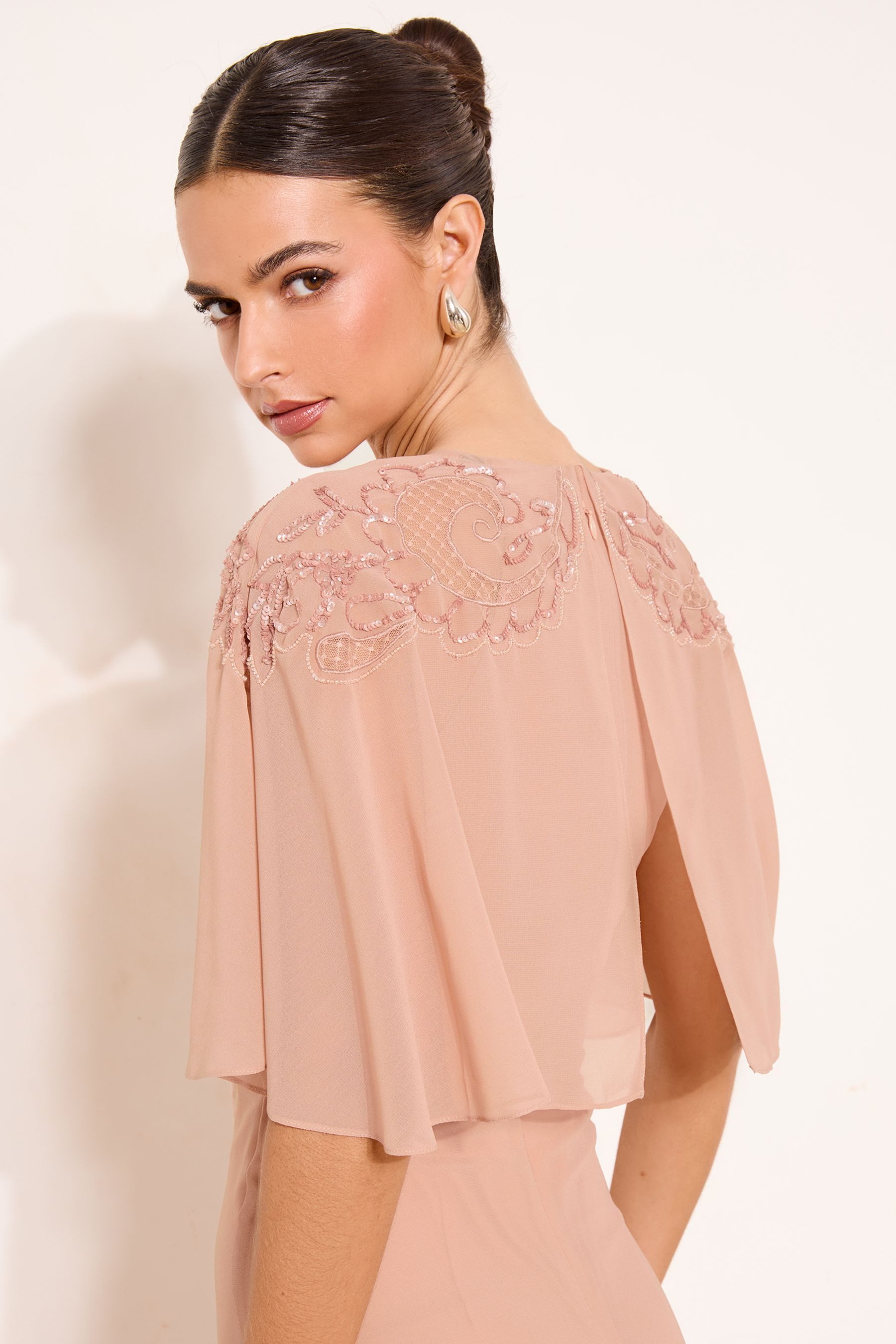 LIPSY Maxikleid Lipsy Maxikleid mit Cape und Schulterverzierung (1-tlg)