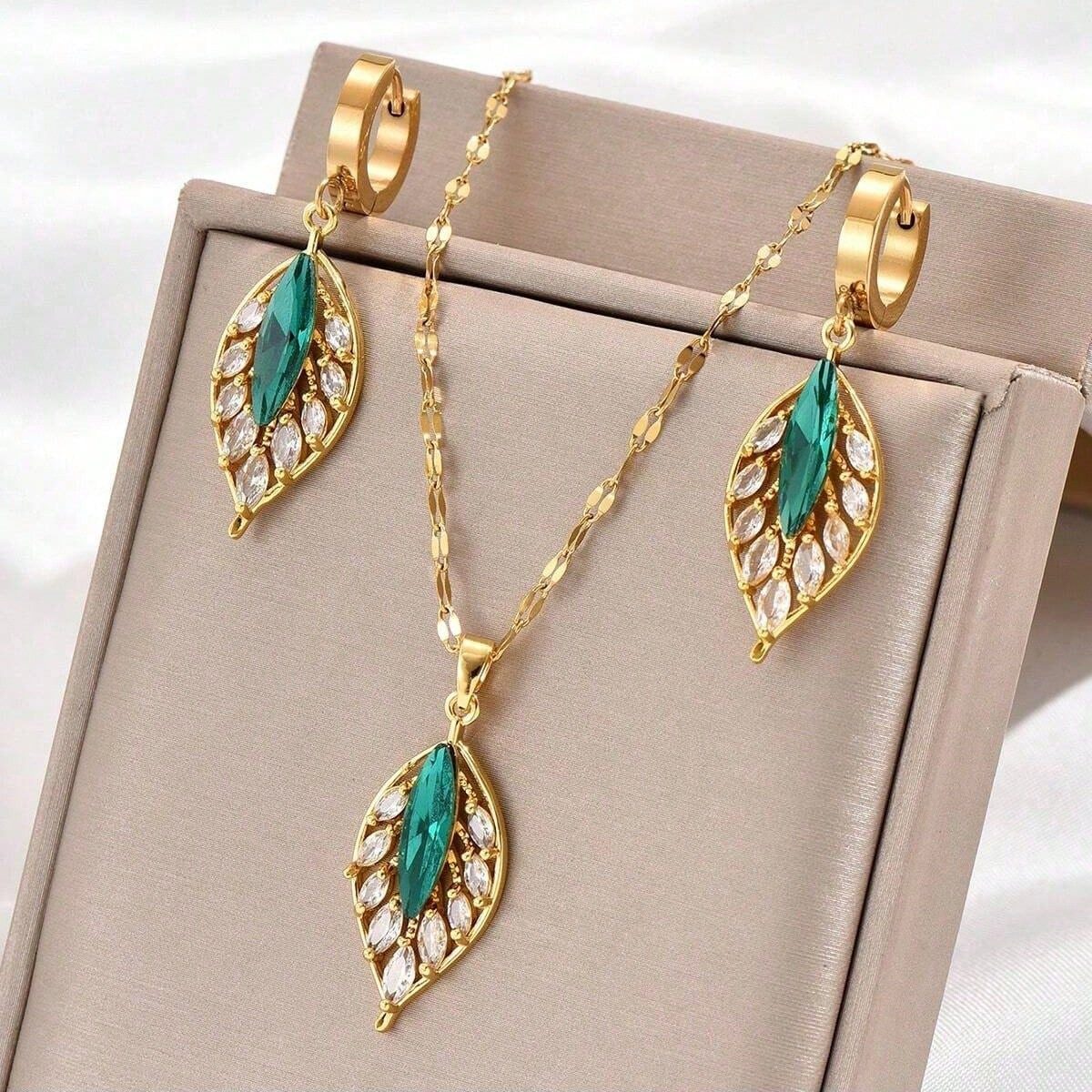 KARMA Schmuckset Gold Grün Damen Edelstahl vergoldet Halskette 41 cm (wasserfest hypoallergen, Damenschmuckset Kette Geschenk für Sie), Ohrringe eleganter Schmuck