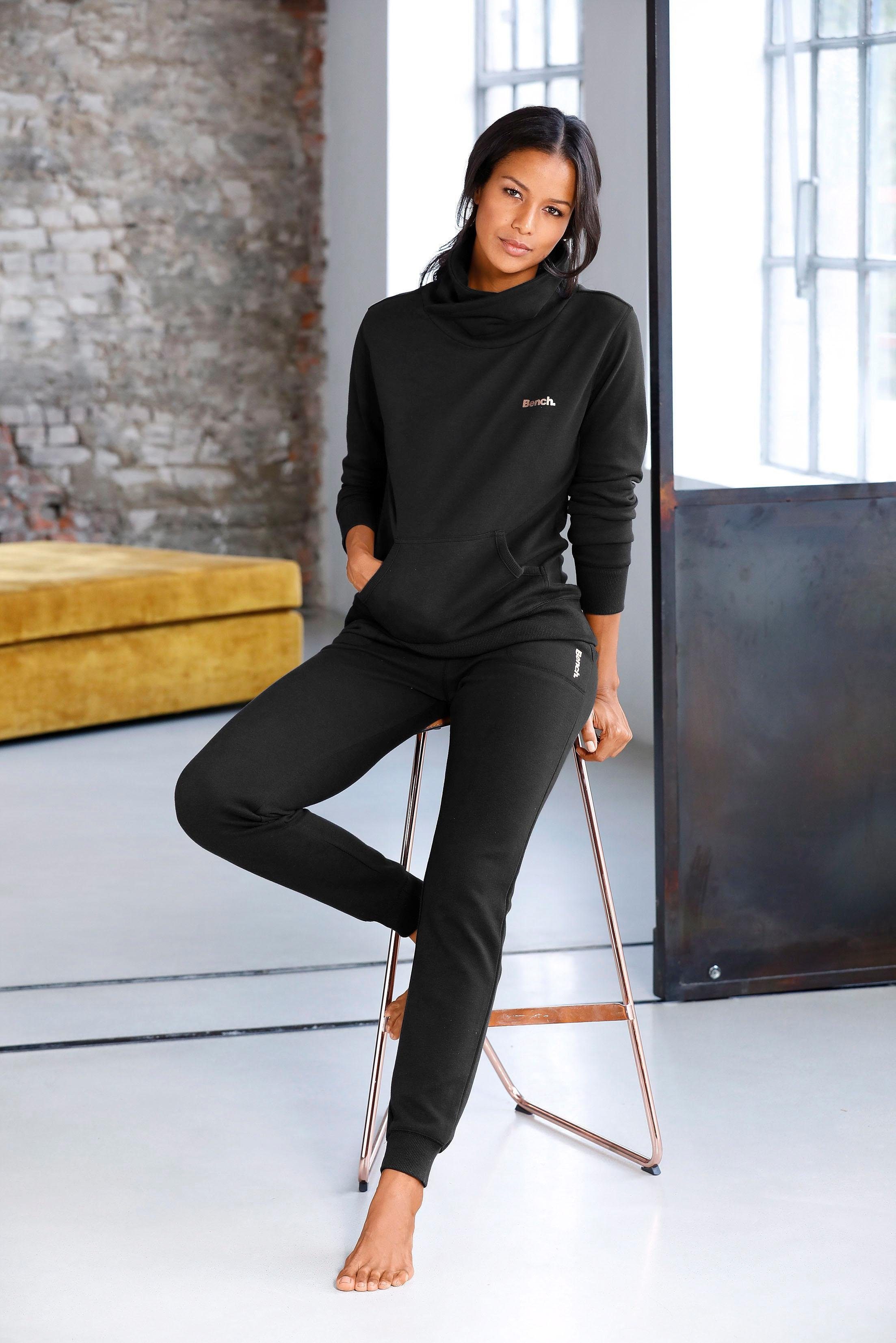 Bench. Loungewear Longsweatshirt mit Stehkragen in Layeroptik und Kängurutasche, Loungewear