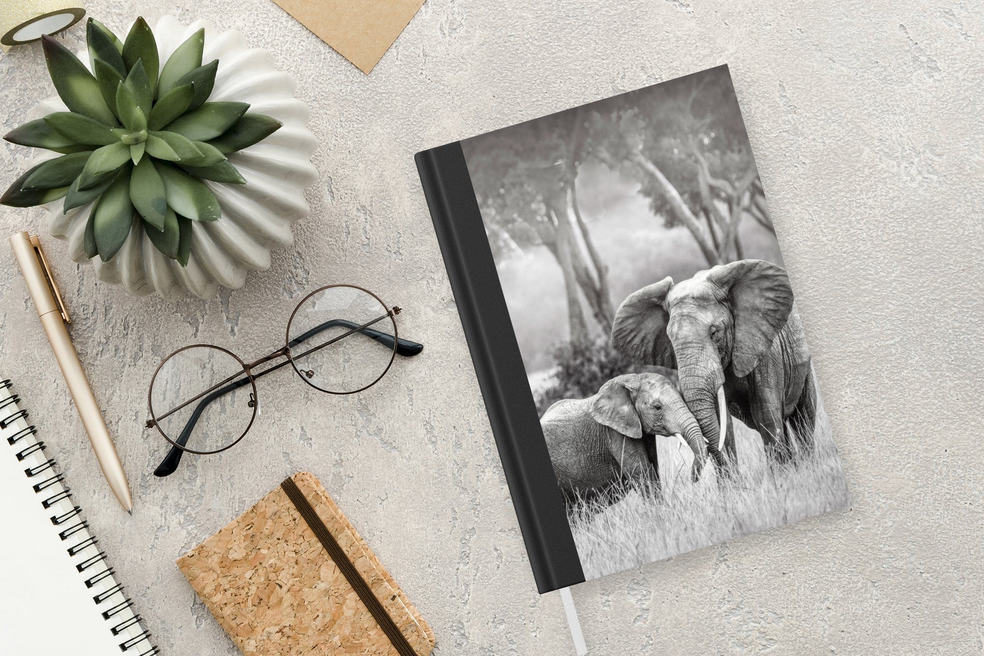 MuchoWow Notizbuch Elefant - Tiere - Notizheft, Journal, Seiten, Merkzettel, weiß, Schwarz und Tagebuch, - Haushaltsbuch 98 Natur A5