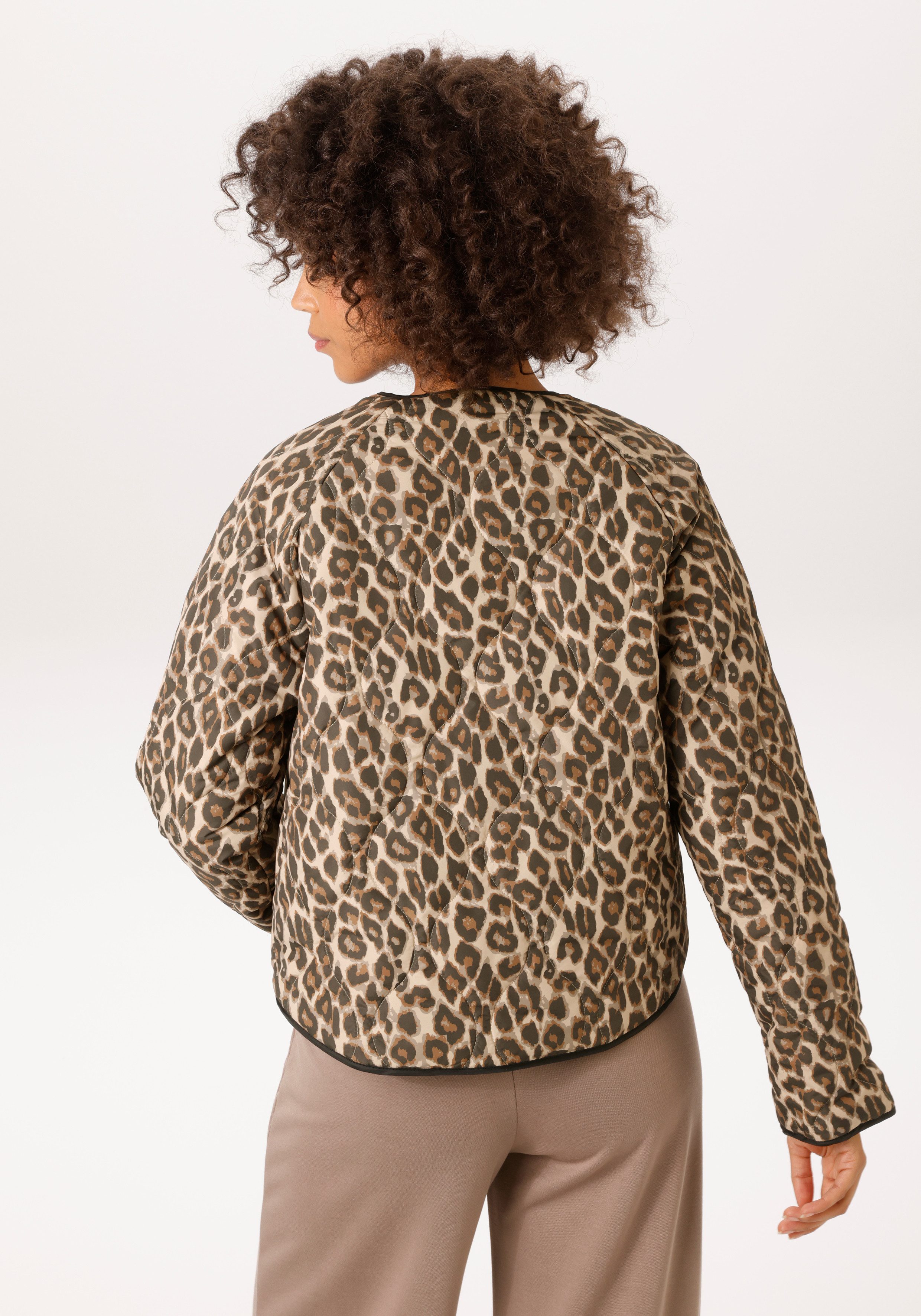 Aniston CASUAL Steppjacke mit trendigem Leo-Print