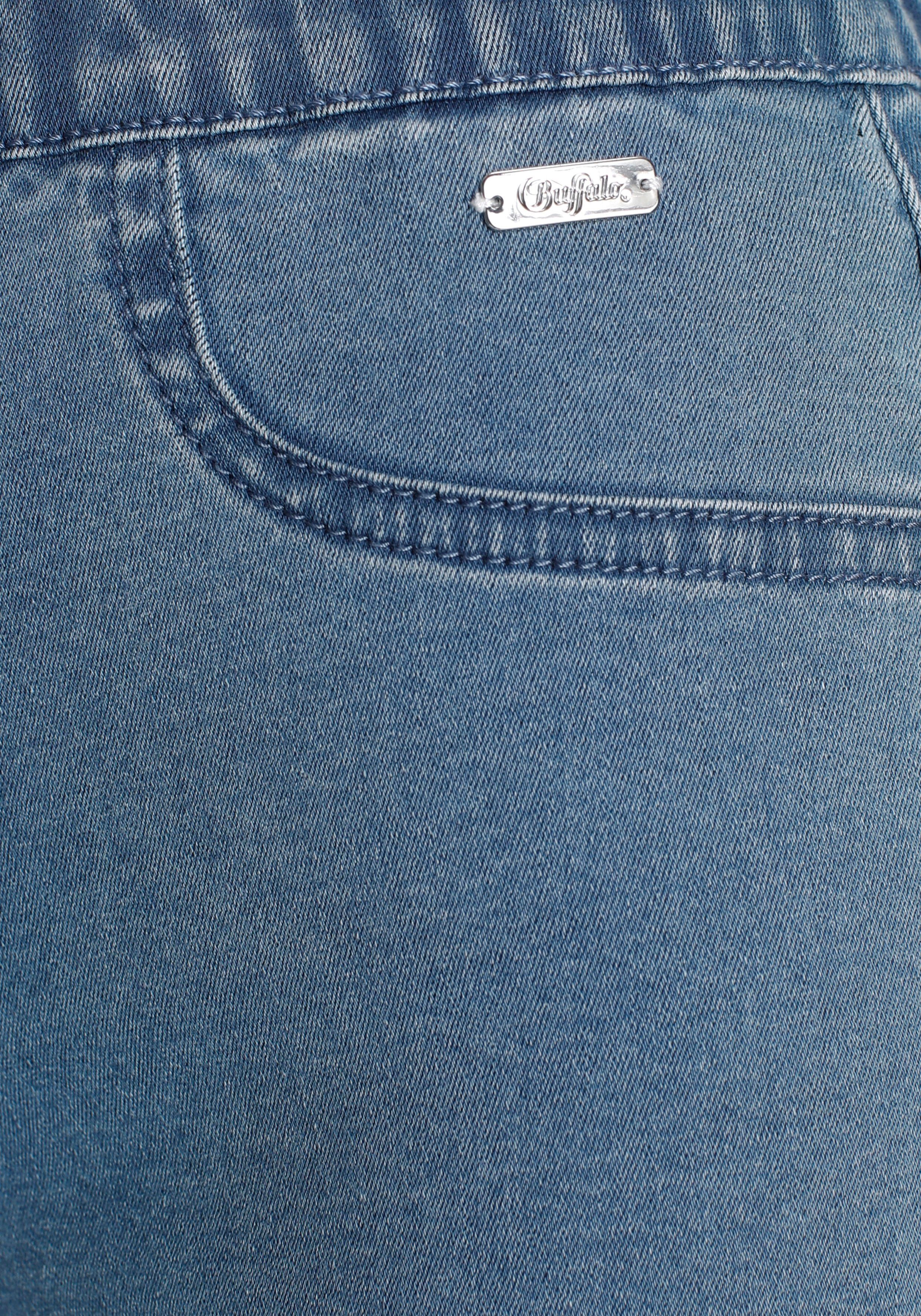 Buffalo Bermudas im elastischem Denim mit zwei Gesäßtaschen