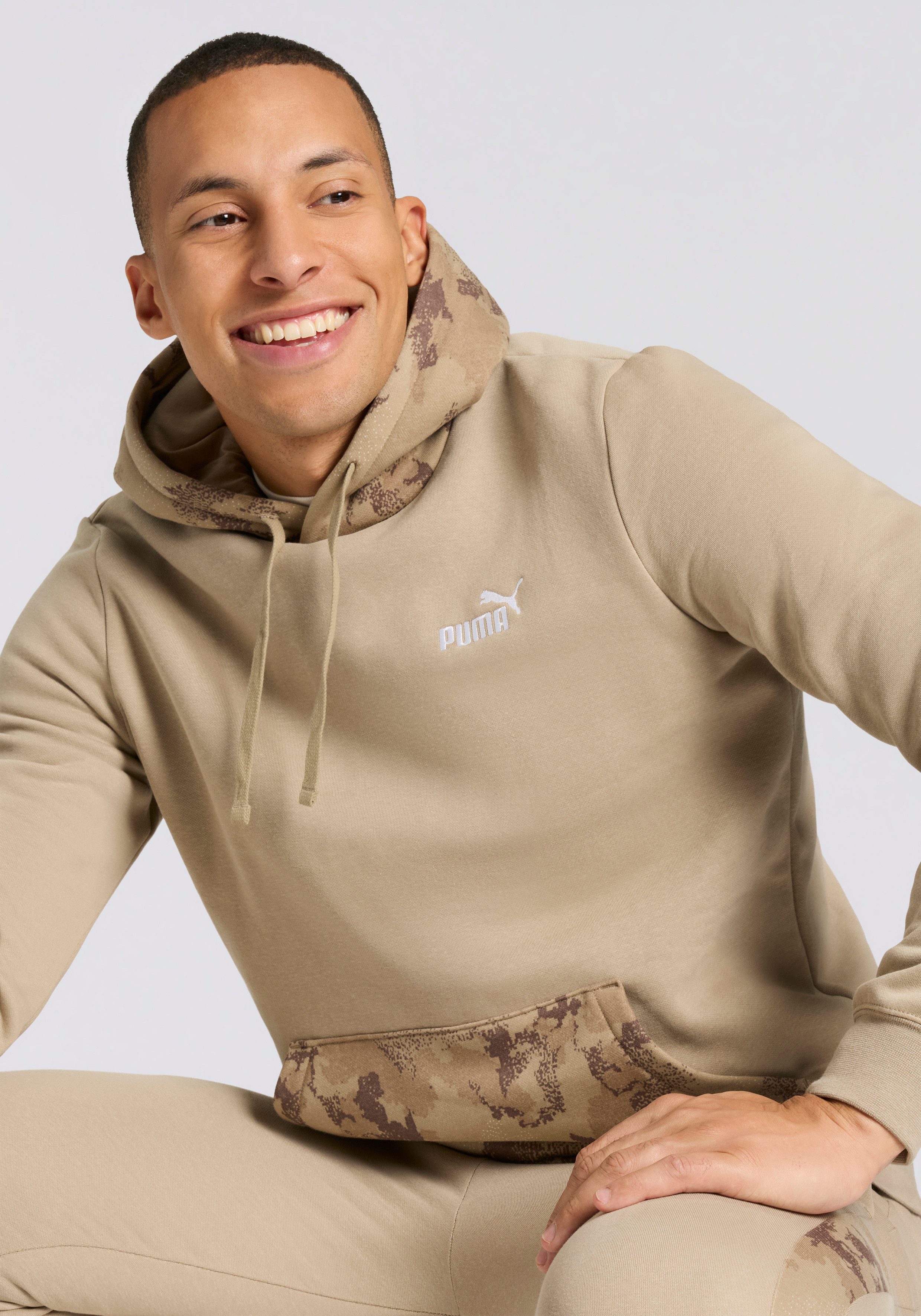 PUMA Kapuzensweatshirt ESS CAMO HOODIE FL Regular Fit, sportlicher Stil, mit Kapuze, mit Kängurutasche
