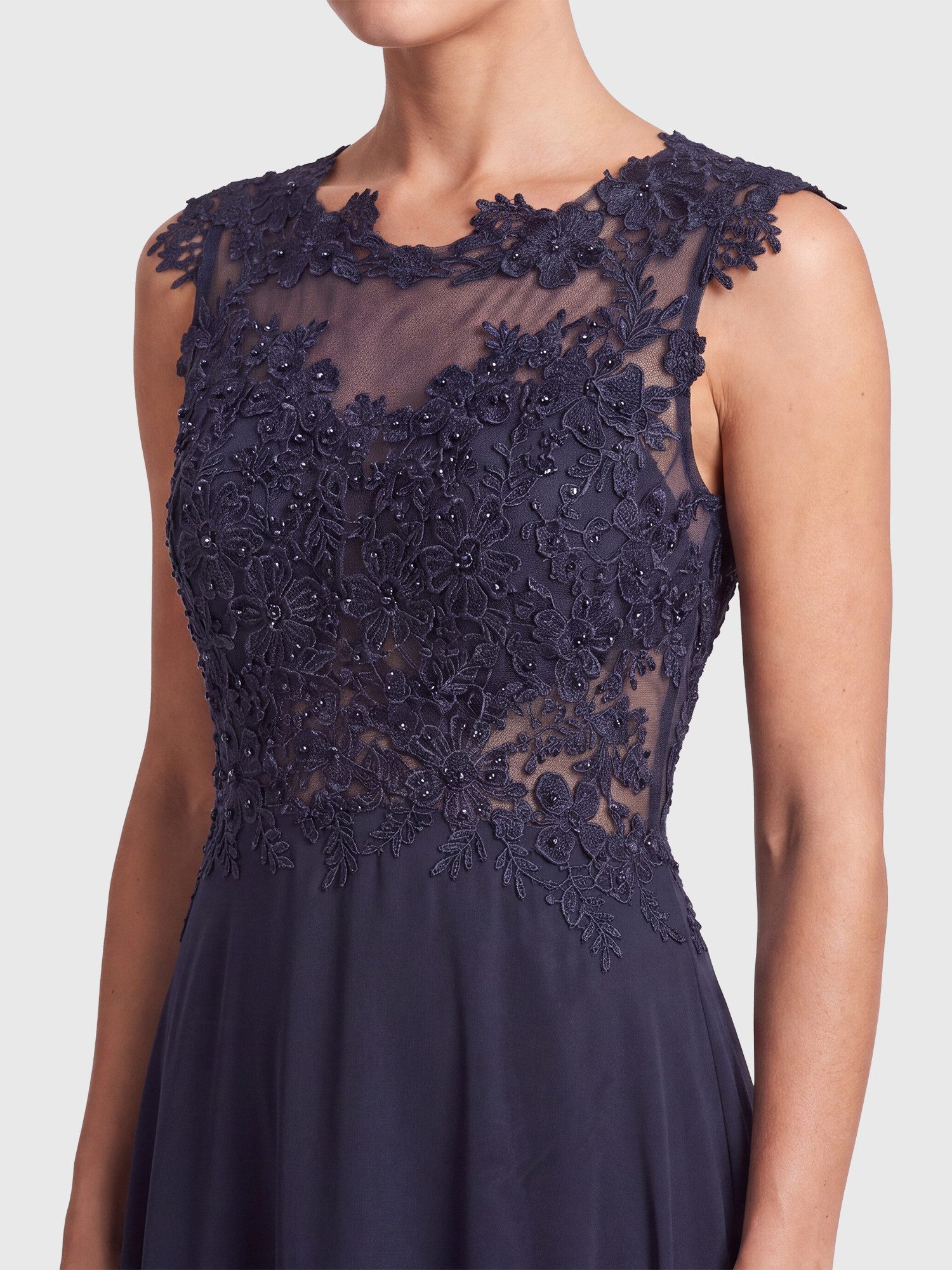 Apart Abendkleid mit floraler Spitze und fließendem Rock – Bild 5 von 5