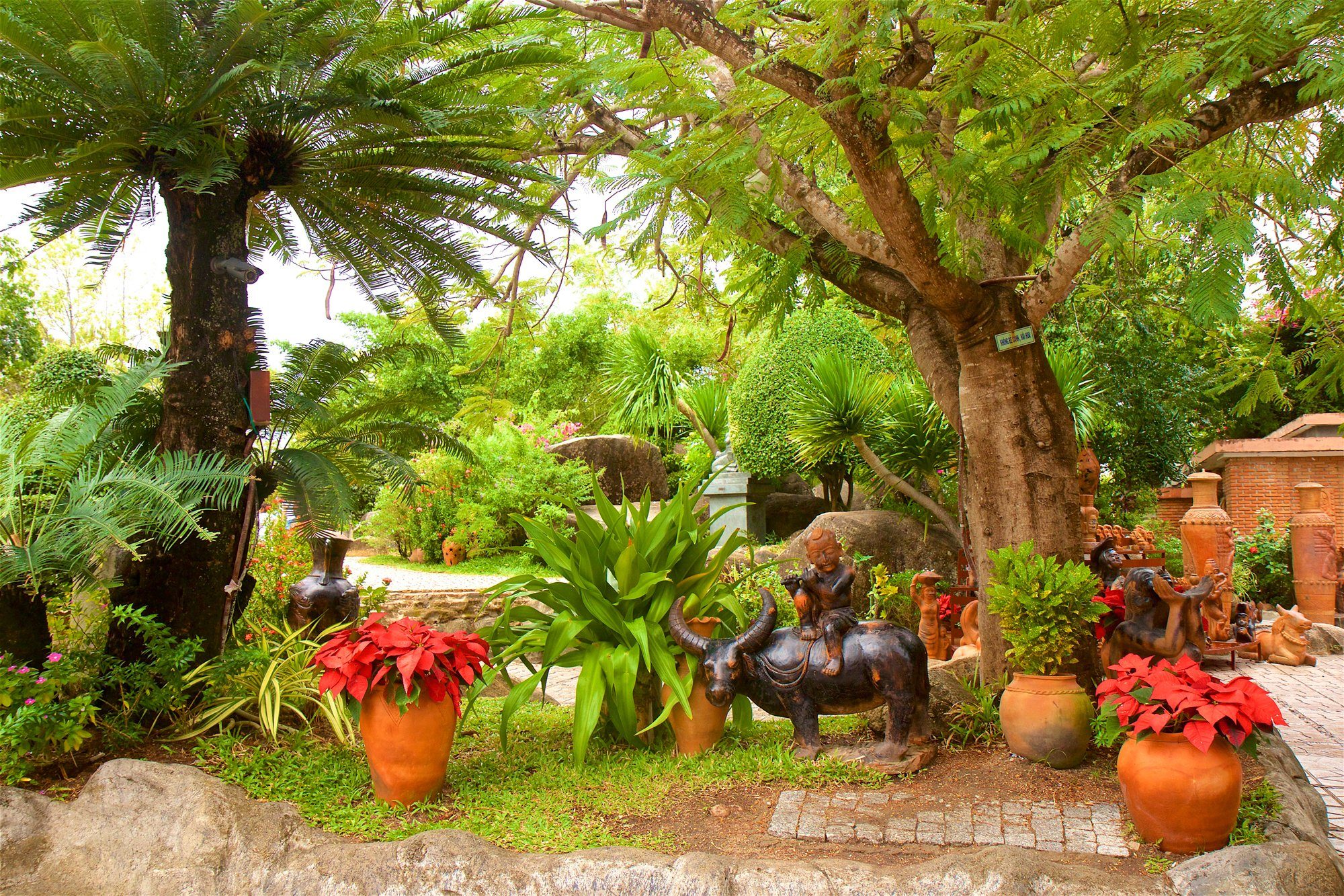 Papermoon Fototapete GARTEN-KERAMIK STATUEN VIETNAM PARK CHAMTÜRME BLUMEN