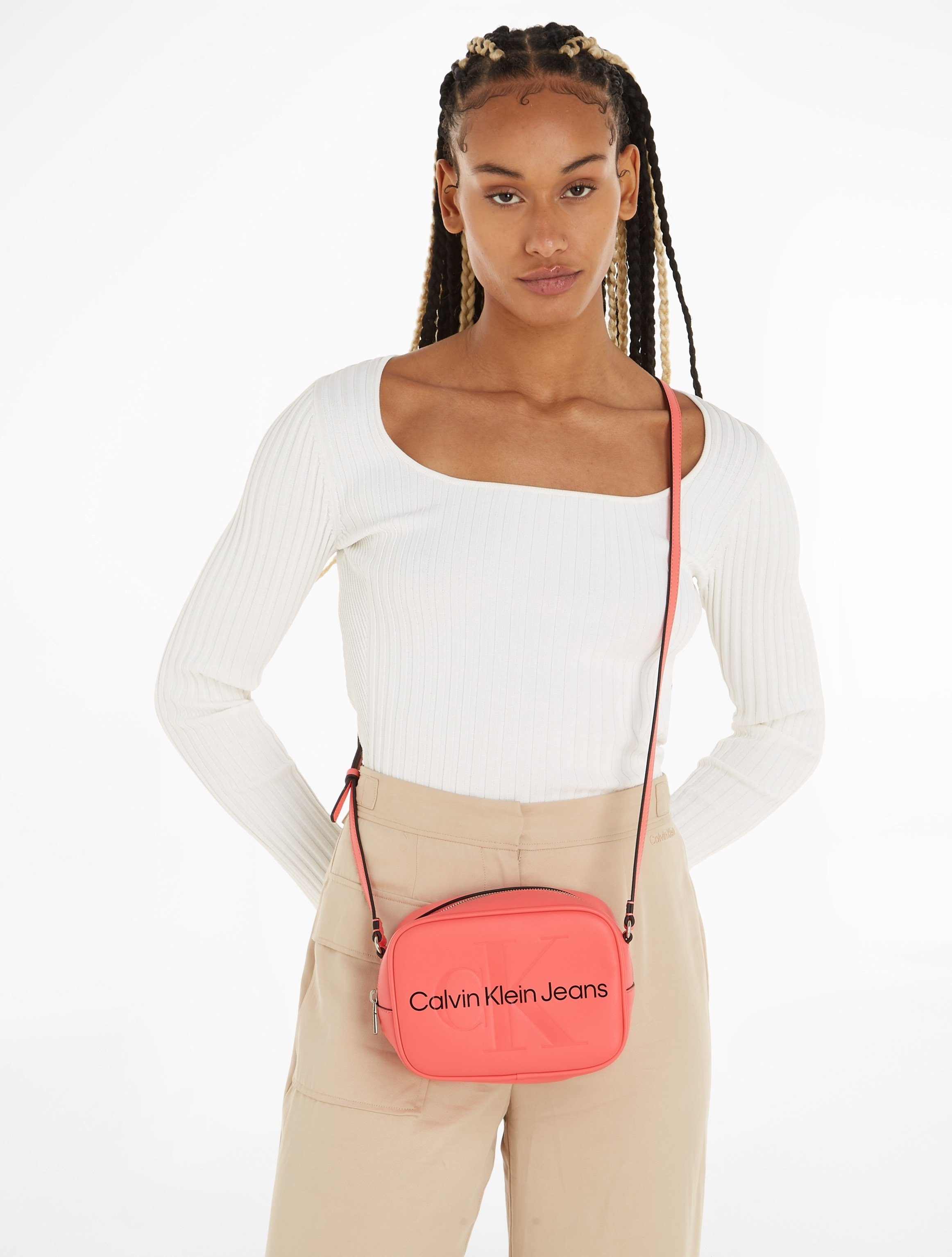Calvin Klein Mini Markenlogo mit SCULPTED BAG18 CAMERA vorne MONO, großflächigem Bag Jeans