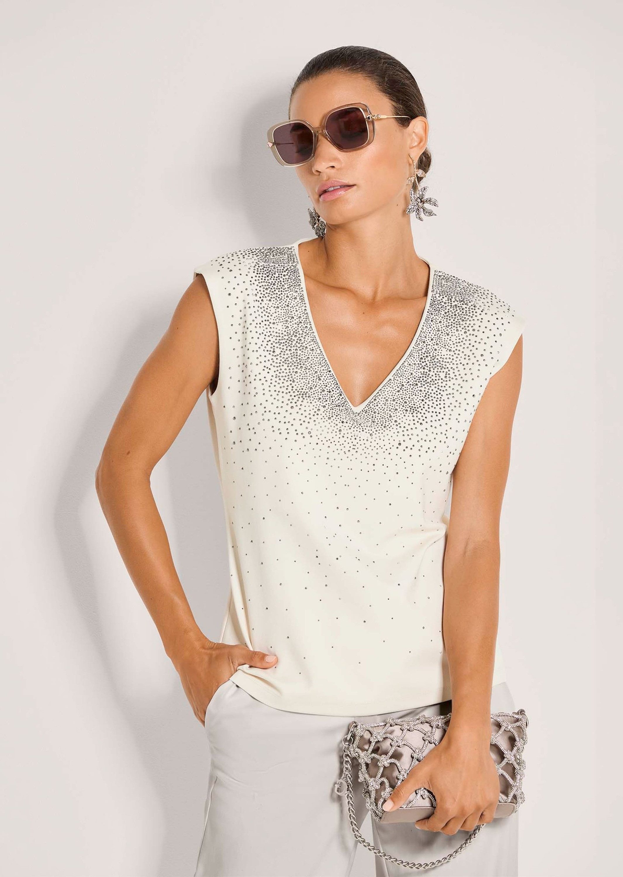 MADELEINE Kurzarmshirt Elegantes Shirt mit V-Ausschnitt, ärmellos Ärmelloses, tailliertes Shirt mit Strass, Viskose-Mix