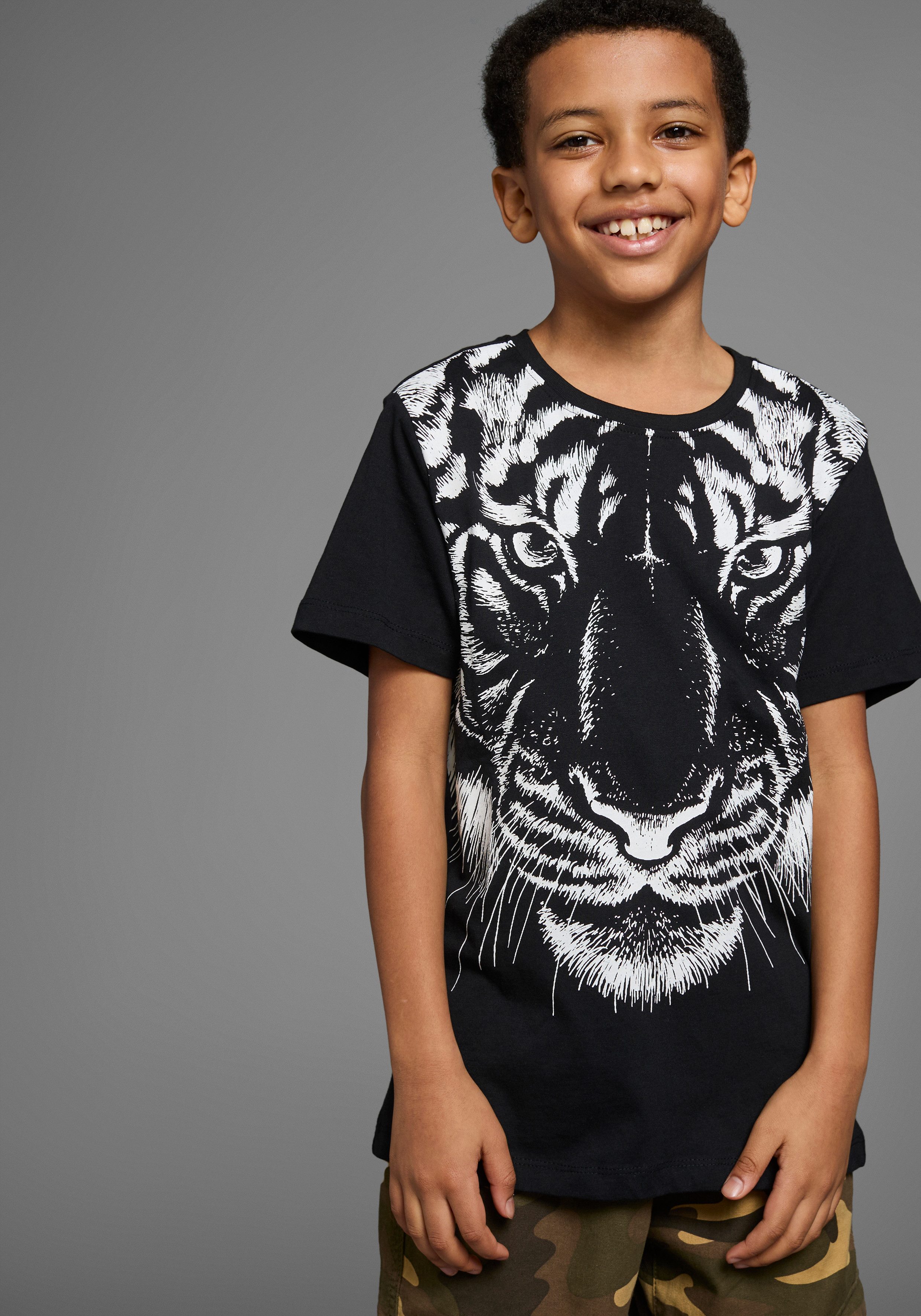 KIDSWORLD T-Shirt Mit großem Druck: WHITE TIGER Kurzarm, Basic-Passform, bedruckt, Rundhalsausschnitt