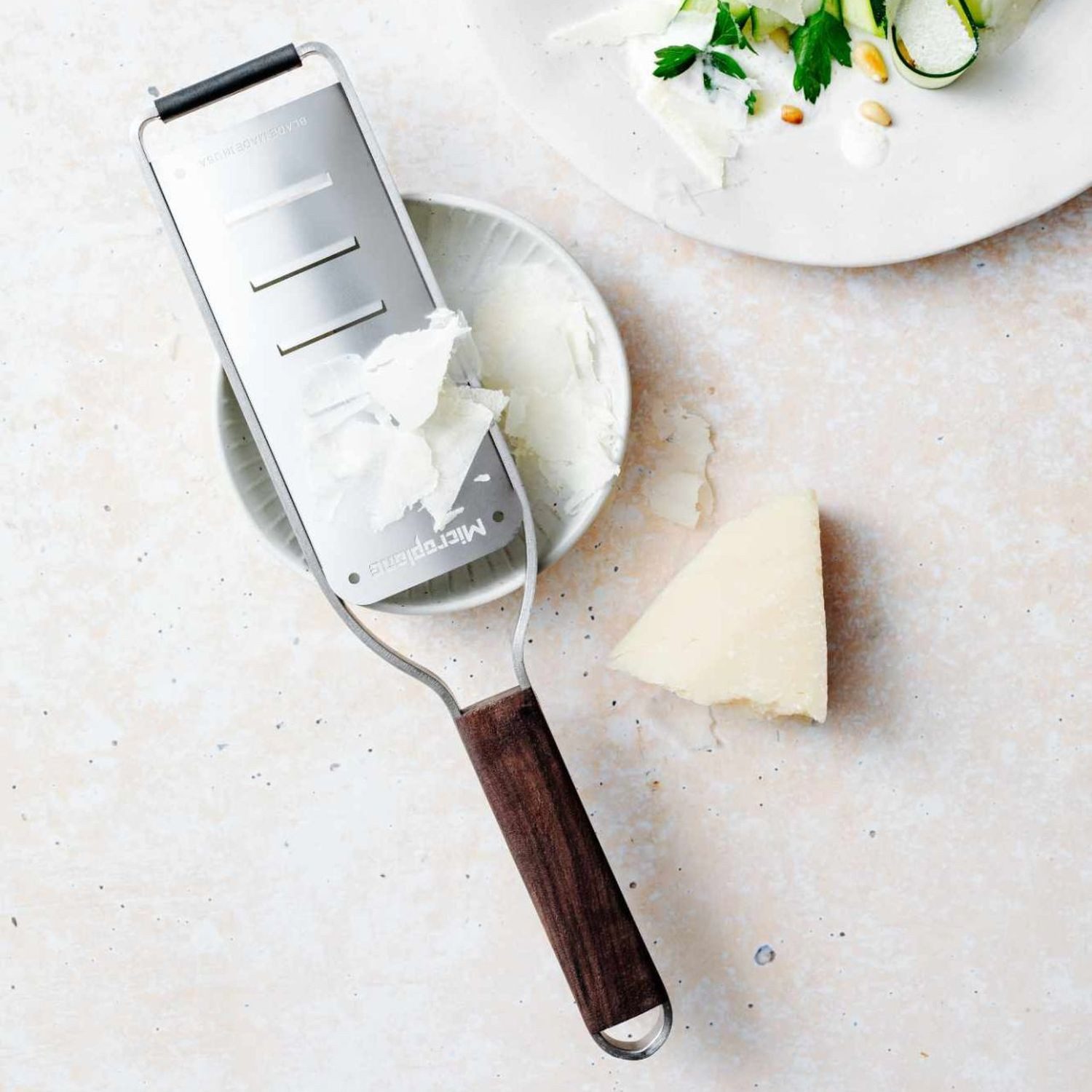 Microplane Küchenreibe Master Große Raspel, Edelstahl, Walnussholz