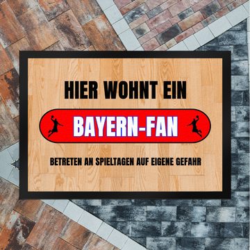 Fußmatte Hier wohnt ein Bayern Fan Fußmatte in 35x50 cm mit Turnhallenboden, speecheese