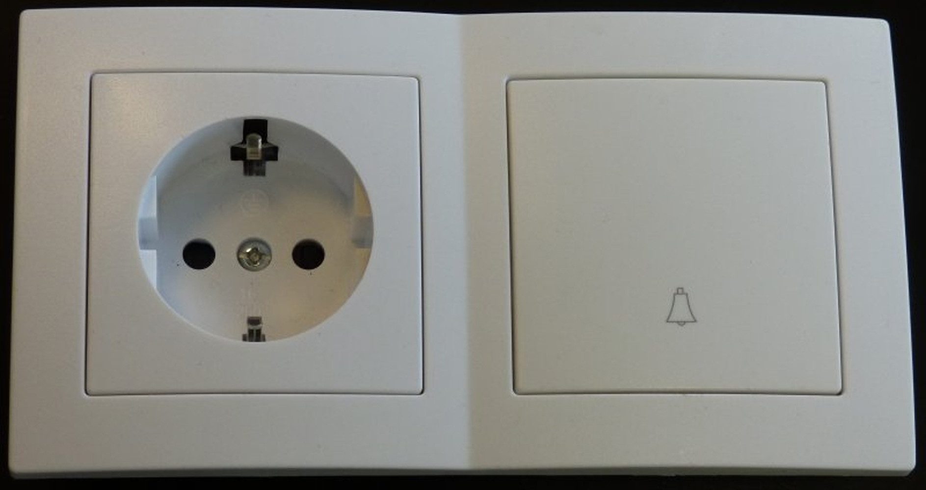 Schalter 7819 Levina Kunststoff Kombi Steckdose + Taster