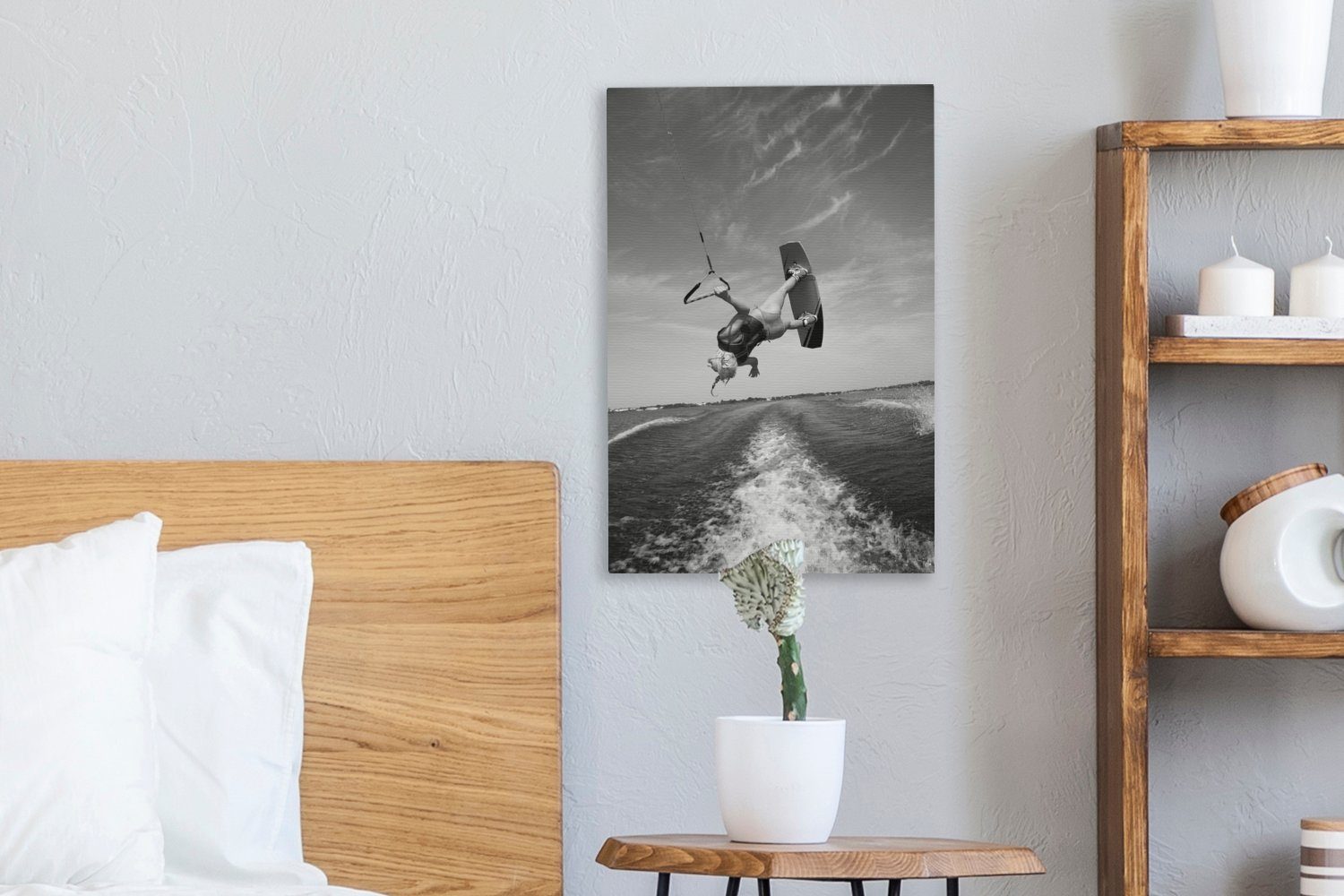 OneMillionCanvasses® Leinwandbild Ein Wakeboarder Zackenaufhänger, schwarz über kopfüber 20x30 inkl. Wasser (1 - dem Gemälde, hängt Kabel St), am und, fertig Leinwandbild cm bespannt