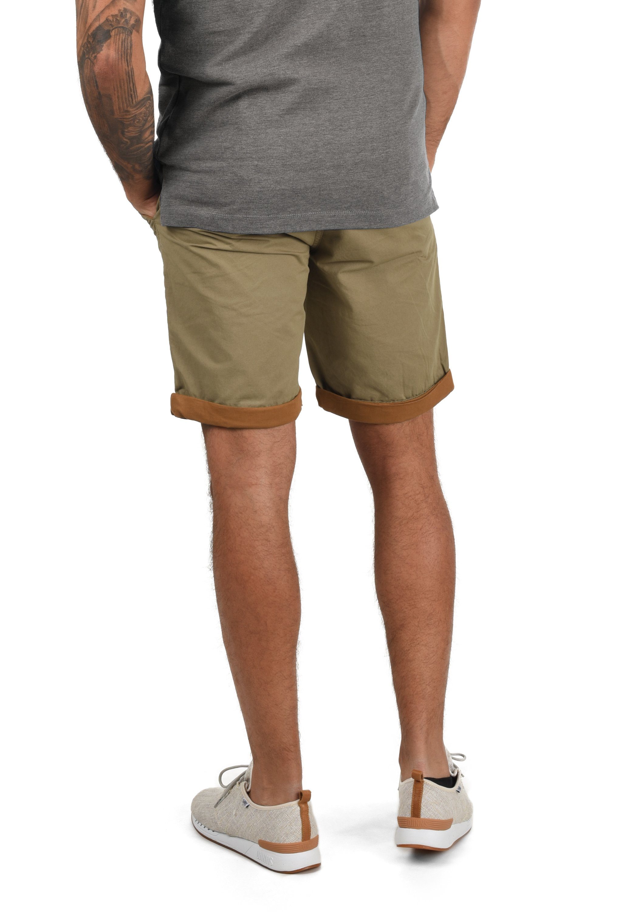 Blend Chinoshorts BHNeji Chino Shorts mit umgeschlagenen Hosenbeinen in Kontrastfarbe