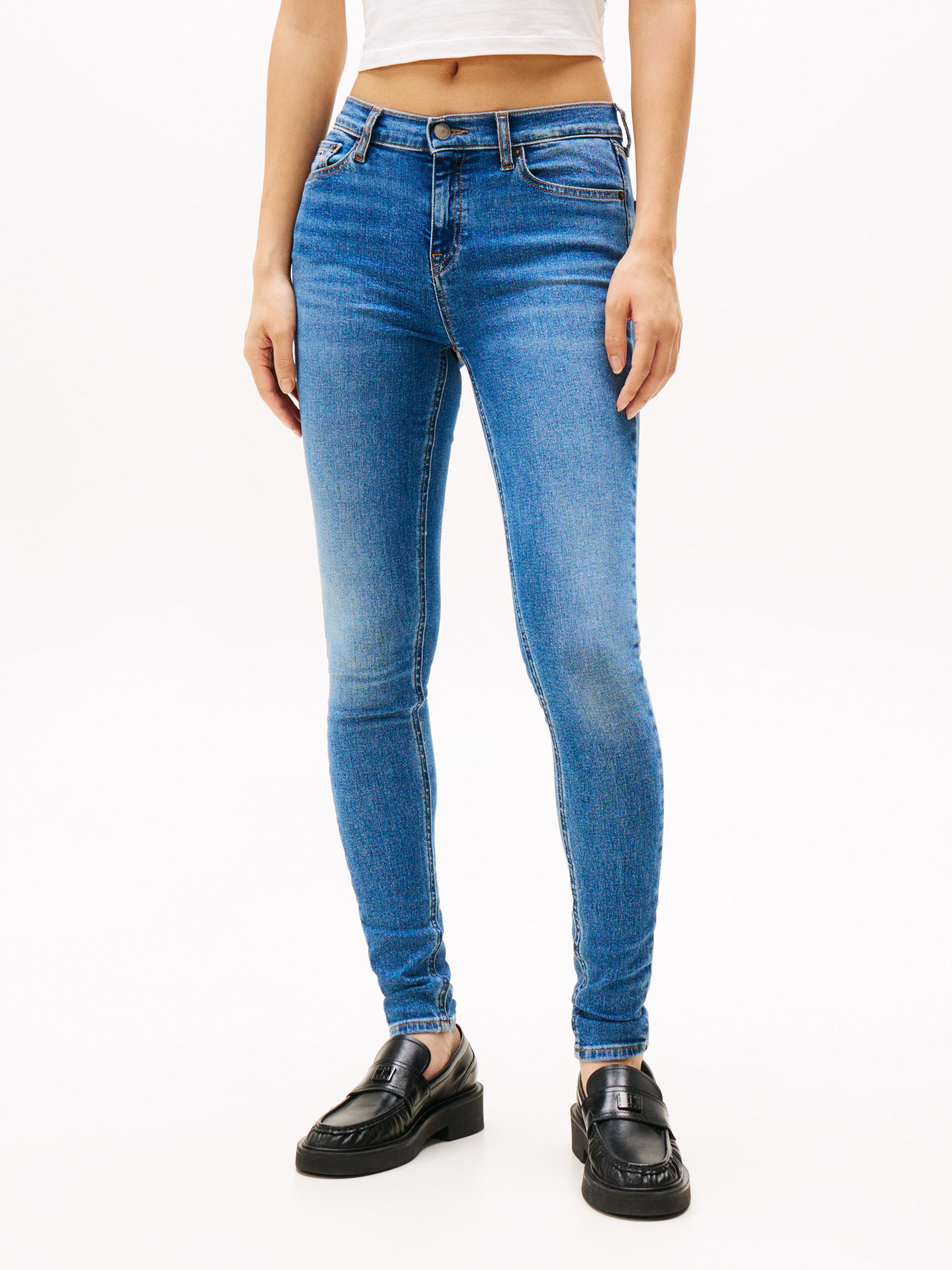Tommy Jeans Skinny-fit-Jeans NORA MR SKNY AH1280 mit Logo-Badge, Mid Rise