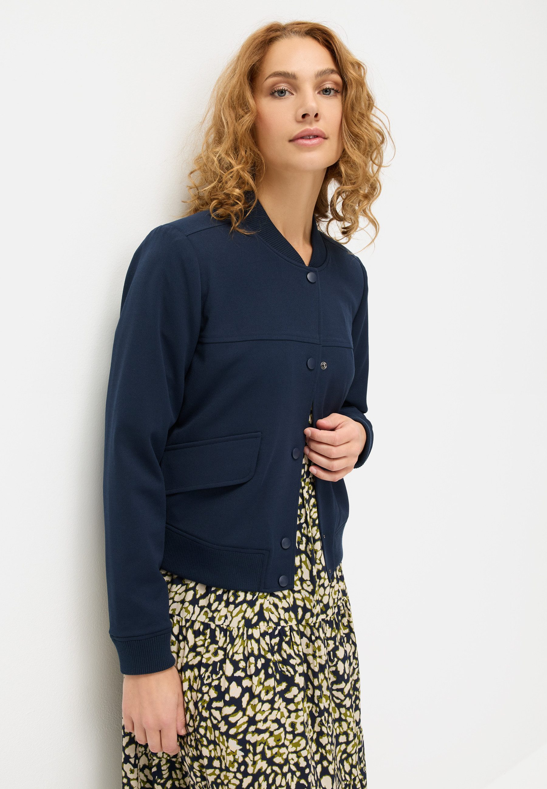 LASCANA Bomberjacke mit Druckknöpfen und Rippstrickbündchen leichte Kurzjacke, lässige Übergangsjacke, sportlich-chic
