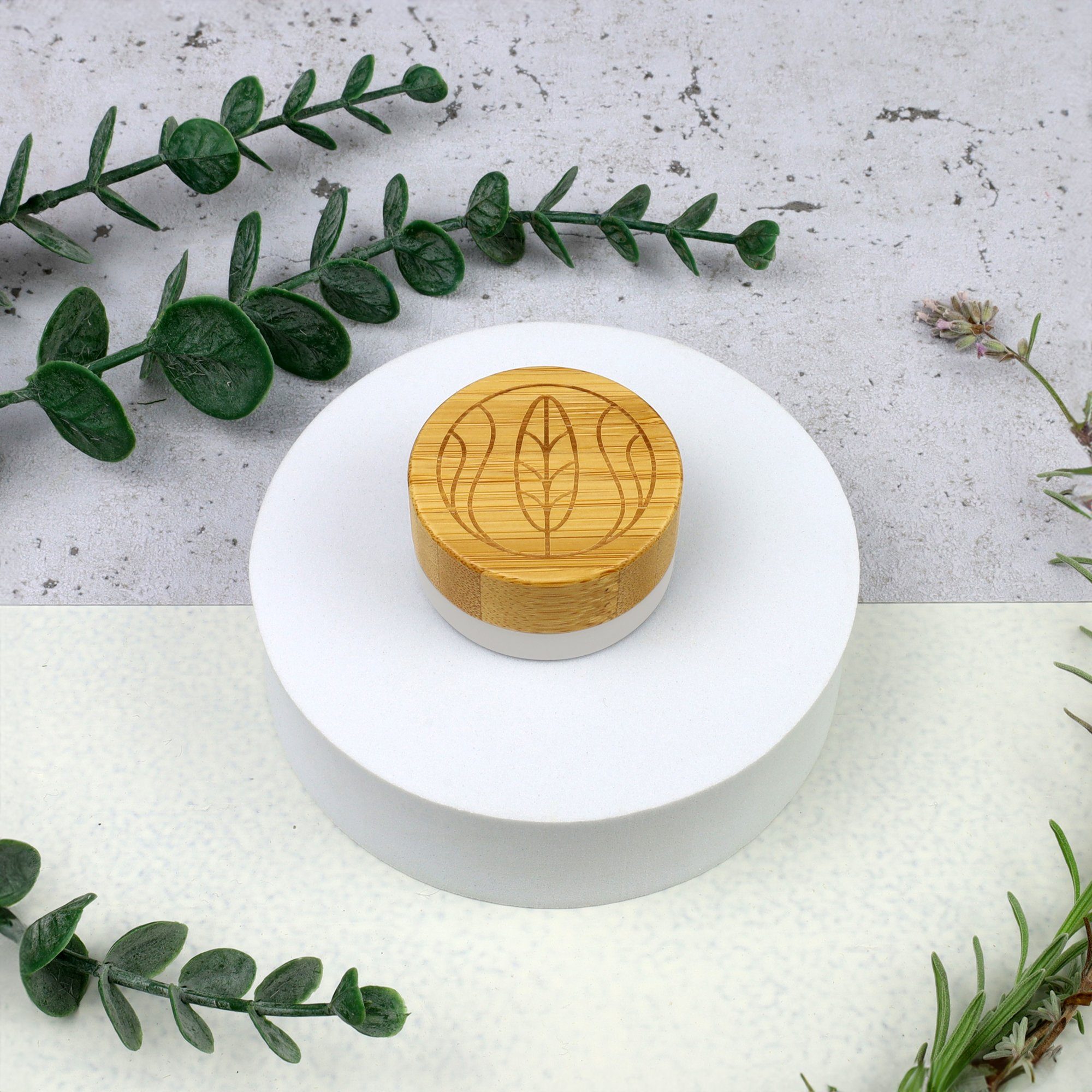 Wachsmann Bienenprodukte Aufbewahrungsdose Hochwertige Glastiegel für DIY-Kosmetik, Im Frosted Look, mit graviertem Bambus Deckel