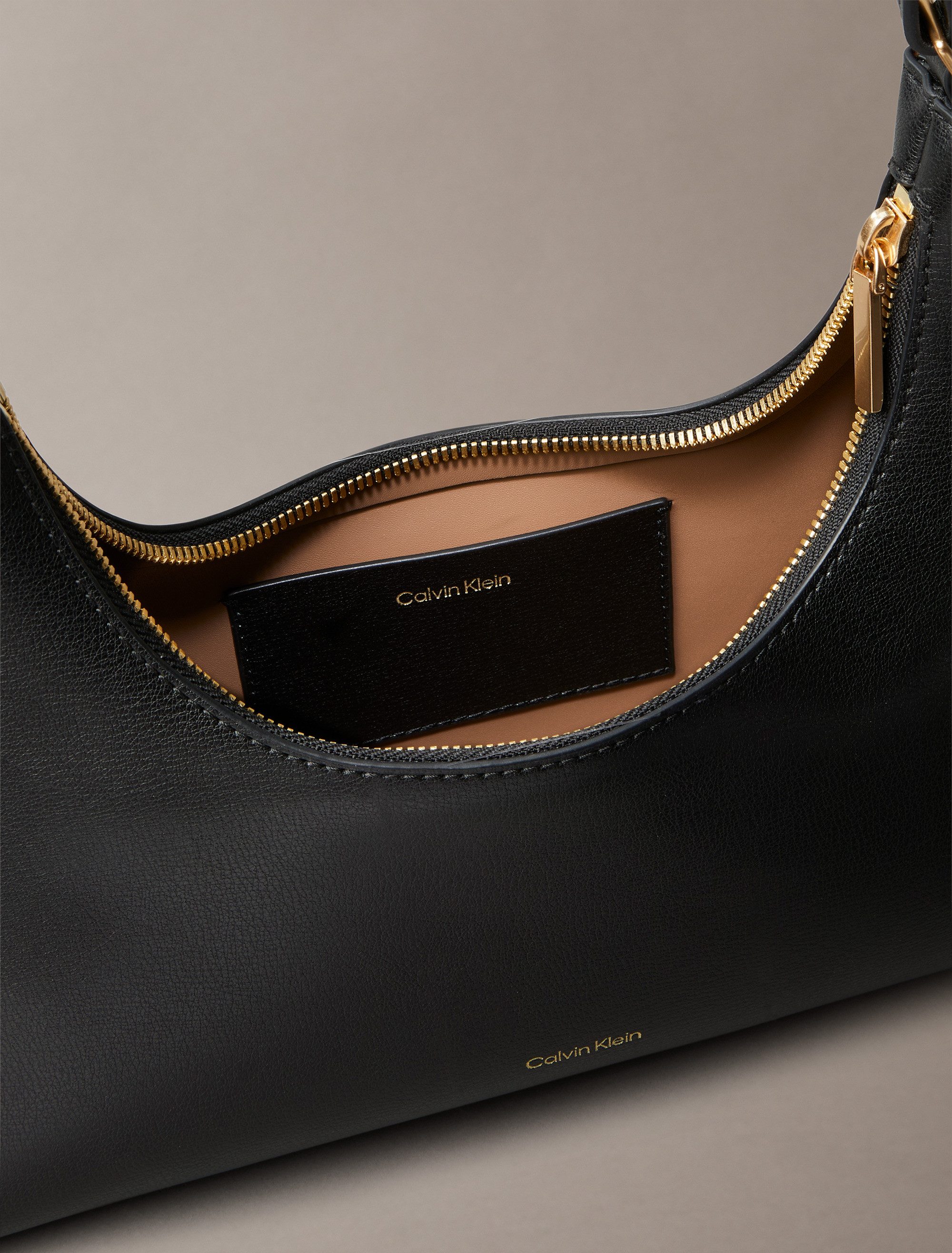 Calvin Klein Schultertasche FOIL LOGO SHOULDER BAG, Henkeltasche, Damen Handtasche, Hobo bag mit Logoschriftzug