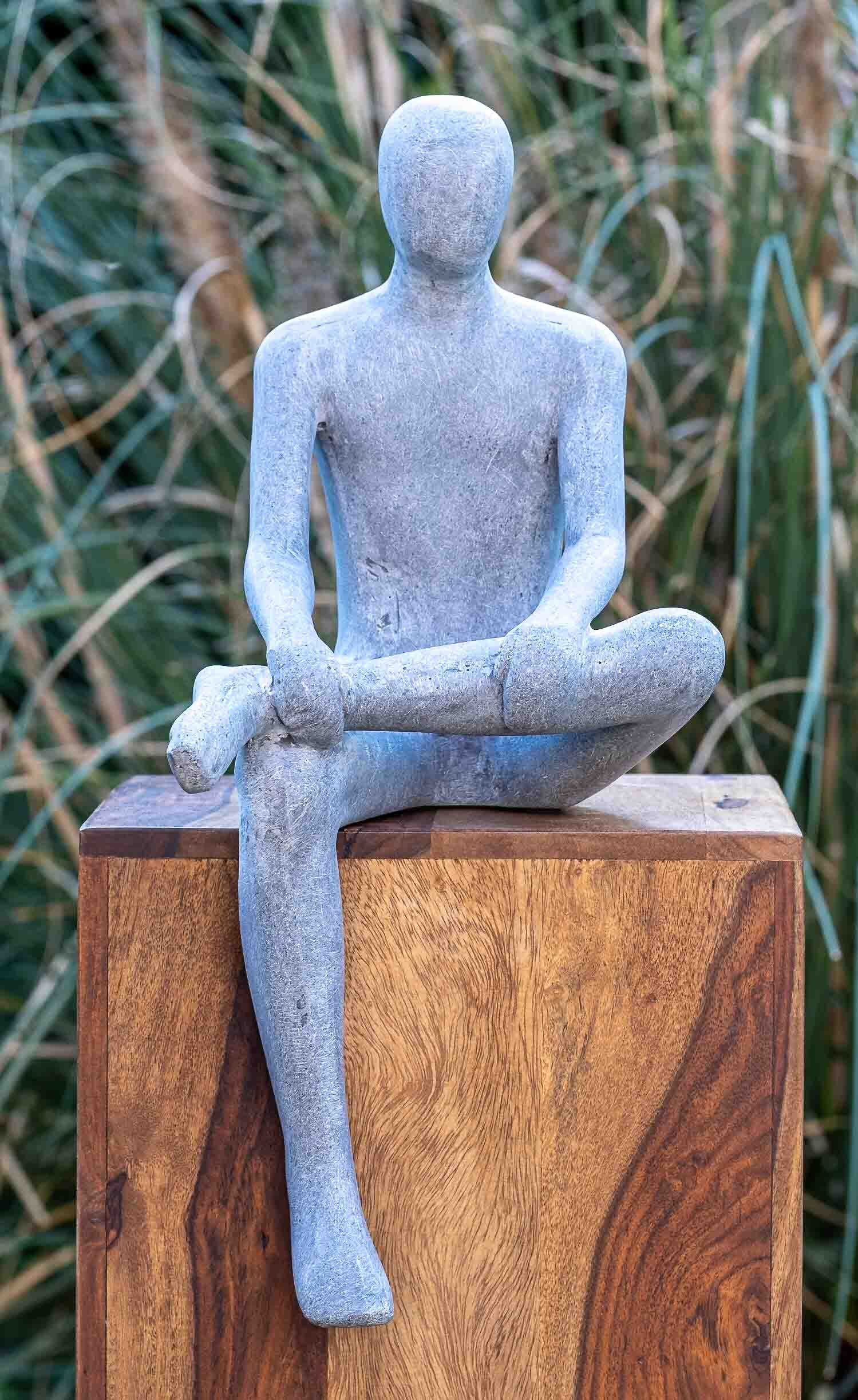 IDYL Dekofigur IDYL Moderne Skulptur Figur Sandsteinguss "Sitting Man", Diese Figuren fallen auf durch ihre Schlichtheit und Eleganz. Die dezent strukturierte und matte Oberfläche mit weichen Erscheinungsbild prägen den Charakter dieser Statuen.