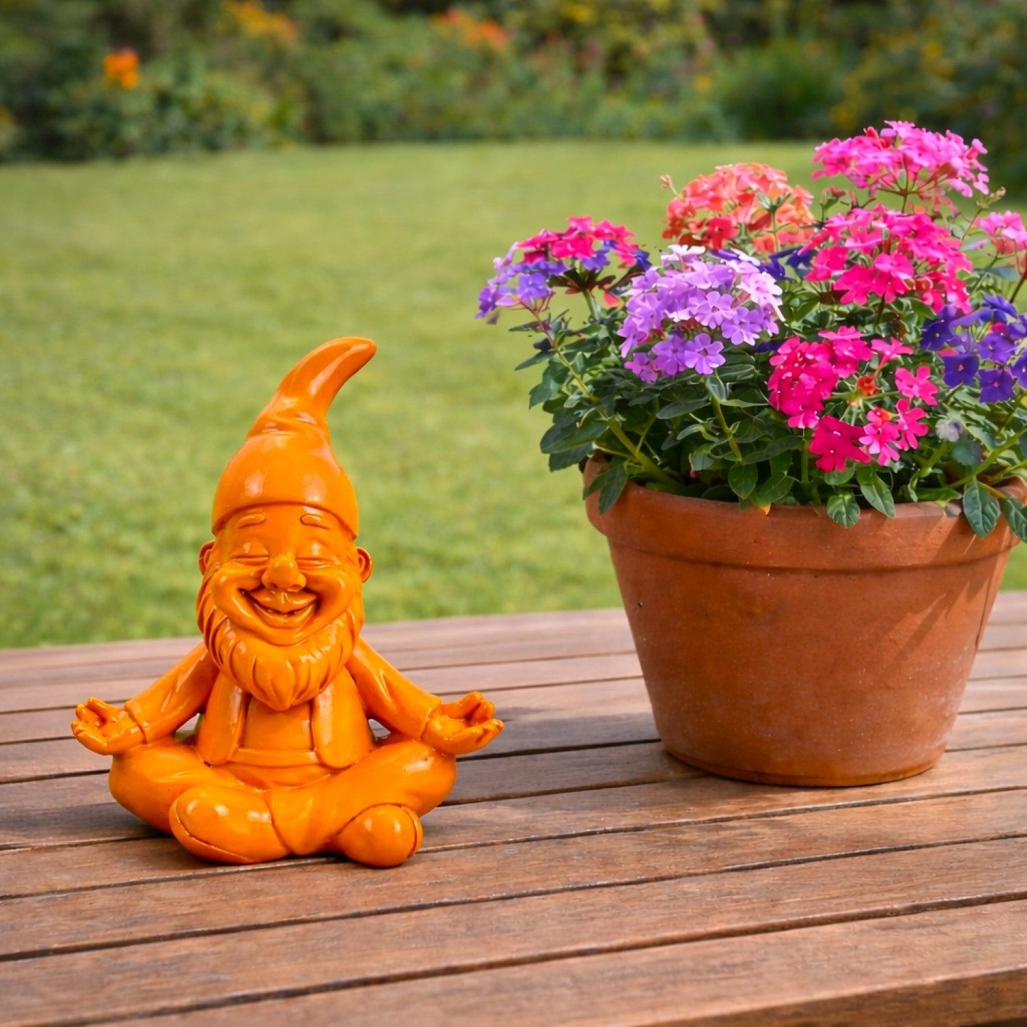 Online-Fuchs Gartenfigur für draußen - Lustiger Gartenzwerg in Yoga-Position - Deko Figuren, (wetterfest, moderne knallige Farben), Geschenkidee für Frühling, Sommer und Herbst - 16 cm groß
