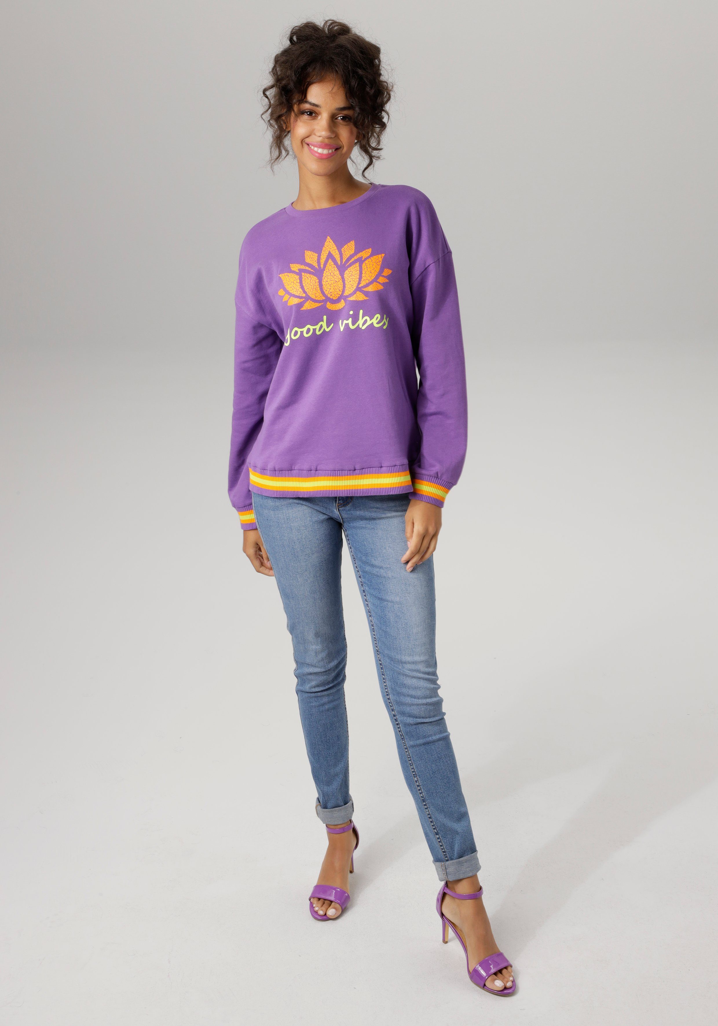 Aniston CASUAL Sweatshirt Frontdruck mit abstrakter Seerose und Schriftzug – Bild 4 von 5