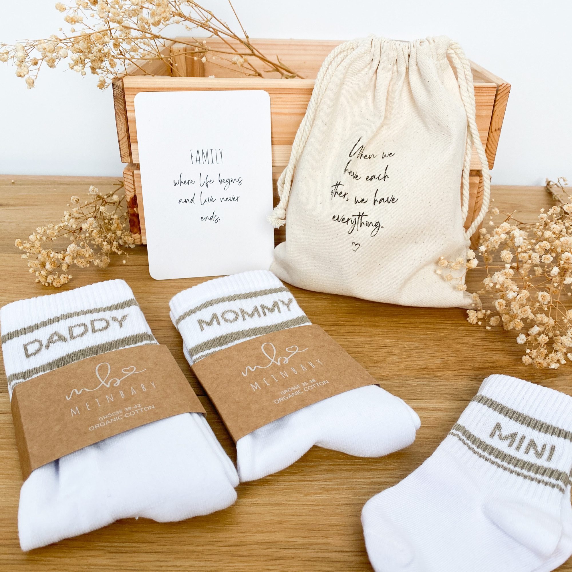MeinBaby123® Tennissocken Geschenkset Schwangerschaft, Geschenk zur Geburt & Baby Shower (Set, 3 Paar Socken inkl. Baumwollsäckchen und Karte) Geschenkidee frischgebackene Eltern, Mama Papa Baby