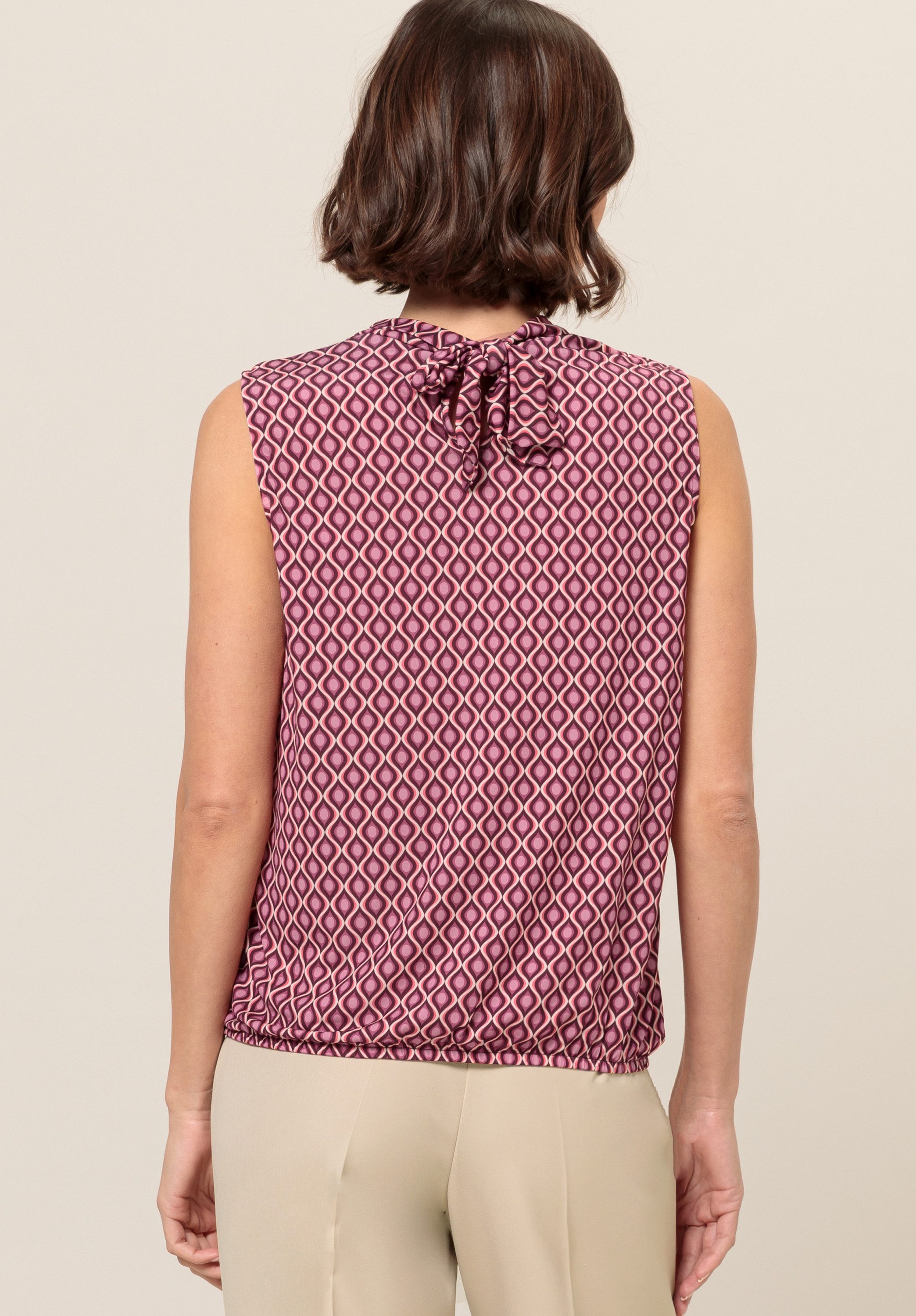 bianca Blusentop SARI in angesagtem Minimal-Dessin in Farben der Saison