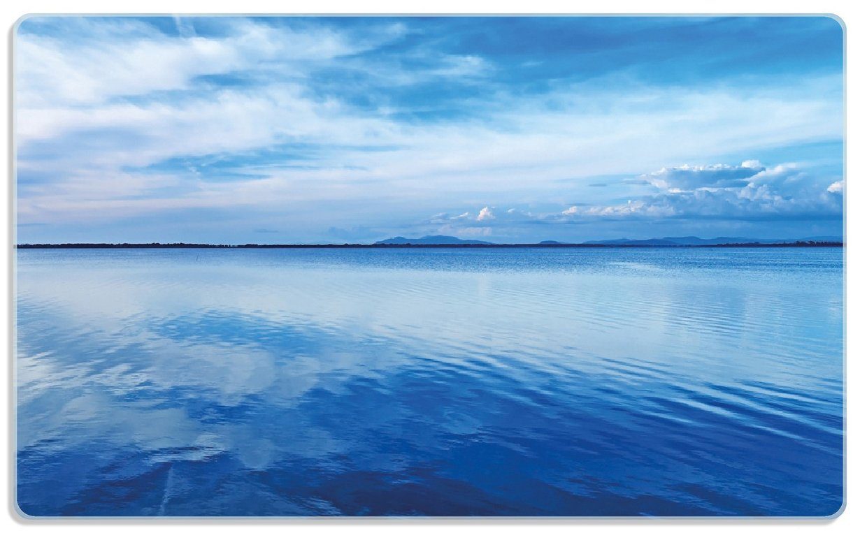 Meeresbucht in rutschfester Wallario Spiegelung Blaue (inkl. Italien Gummifüße Frühstücksbrett 14x23cm 4mm, ESG-Sicherheitsglas, im mit Wasser, 1-St),