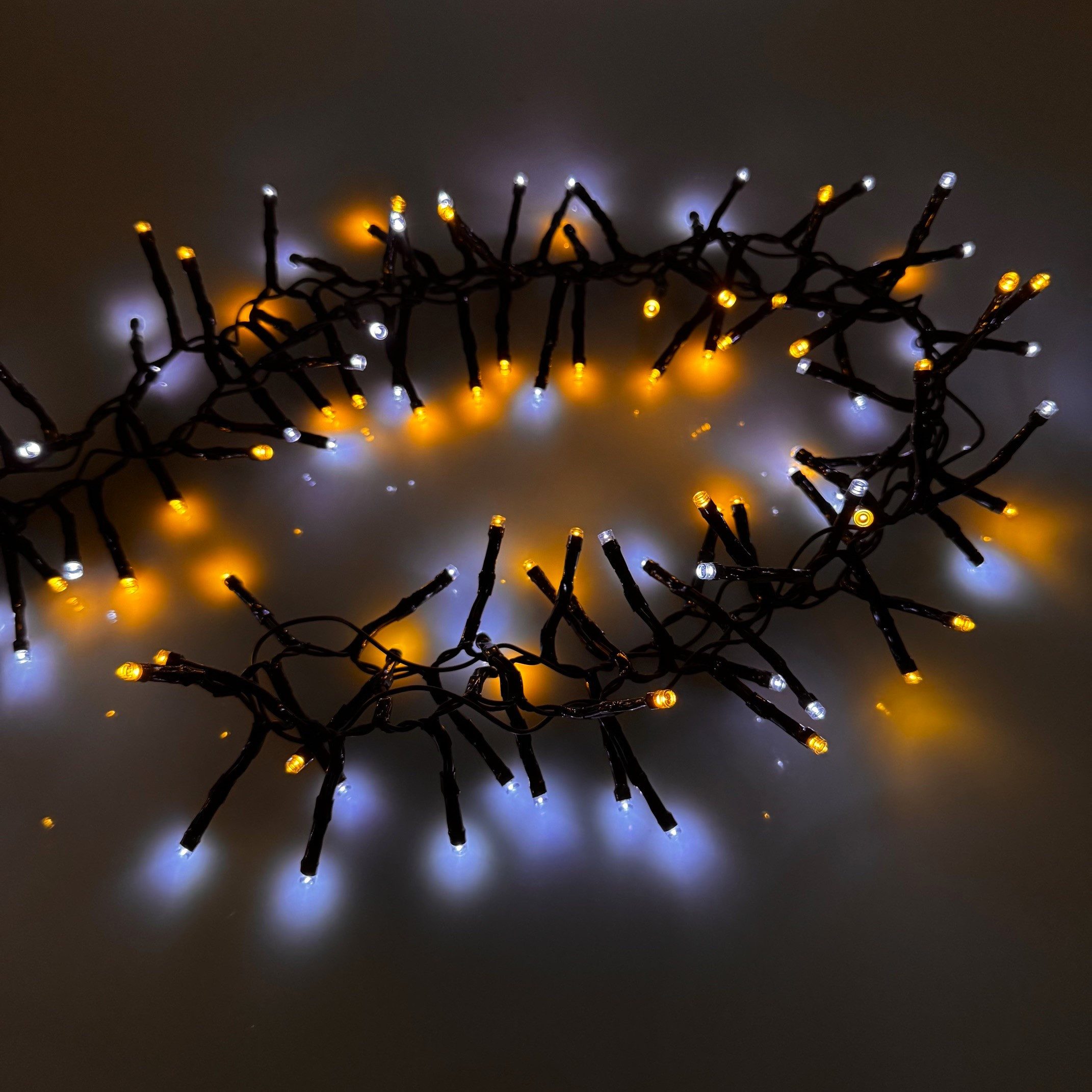 Online-Fuchs LED-Lichterkette Cluster mit 300 LEDs - Warmweiß & Kaltweiß Mix mit Timerfunktion, inklusive 8 verschiedene Leuchtmodi - IP65 wasserfest