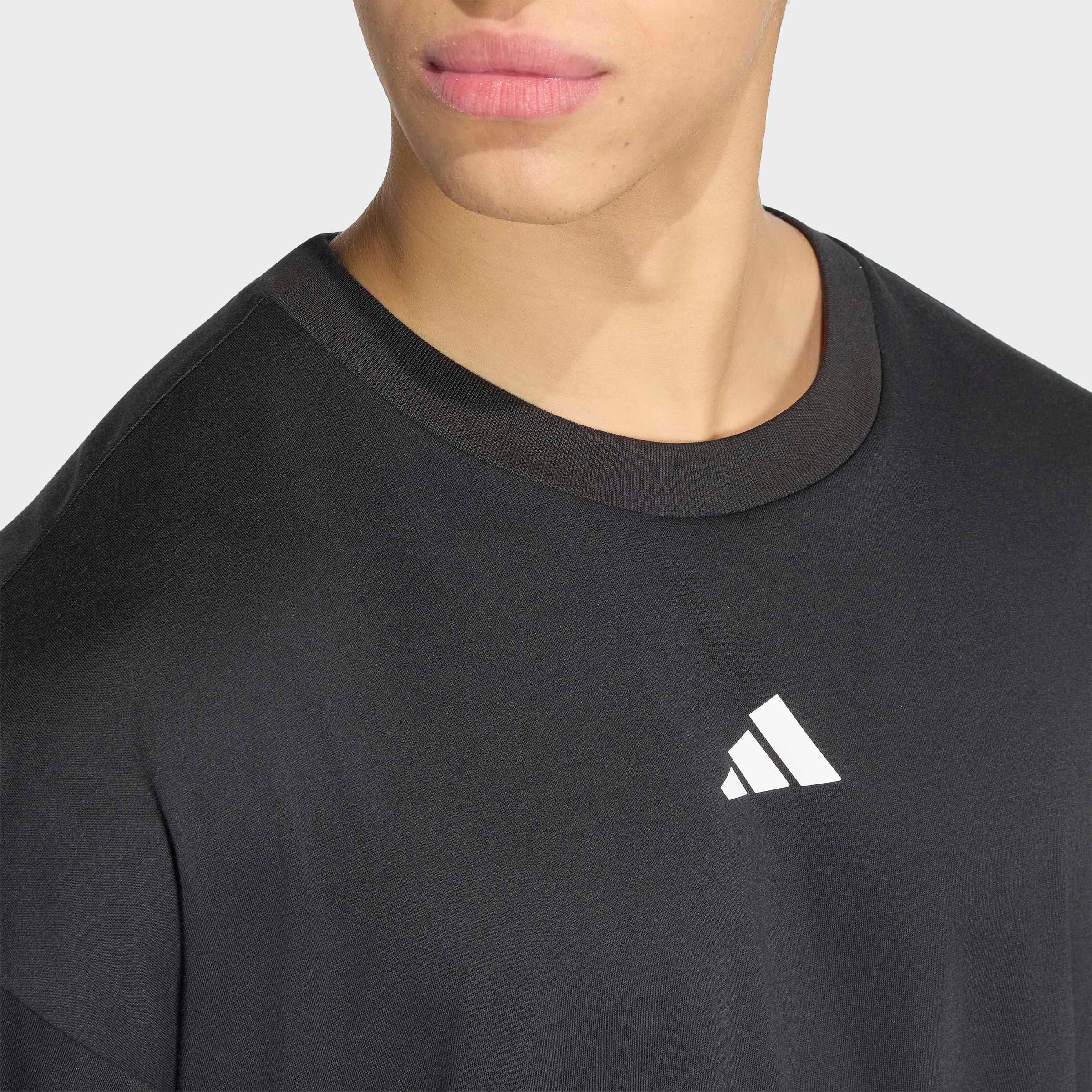 adidas Performance T-Shirt M TRAIN GFX T mit sportlichem Stil, aus Polyester