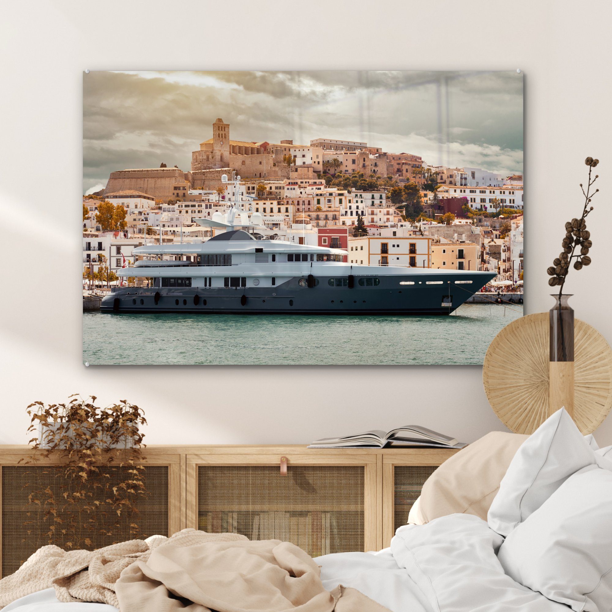 Vila, auf MuchoWow Segeln der Gegend in Ibiza, von St), Acrylglasbild einer Acrylglasbilder Luxusyacht & (1 Schlafzimmer Dalt Wohnzimmer