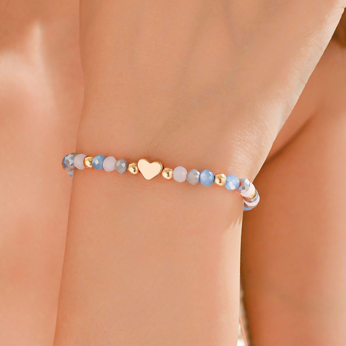 The Beauty House Armband Buntes Perlenarmband mit Herz Anhänger, – Trendiger Damenschmuck in Pastellfarben