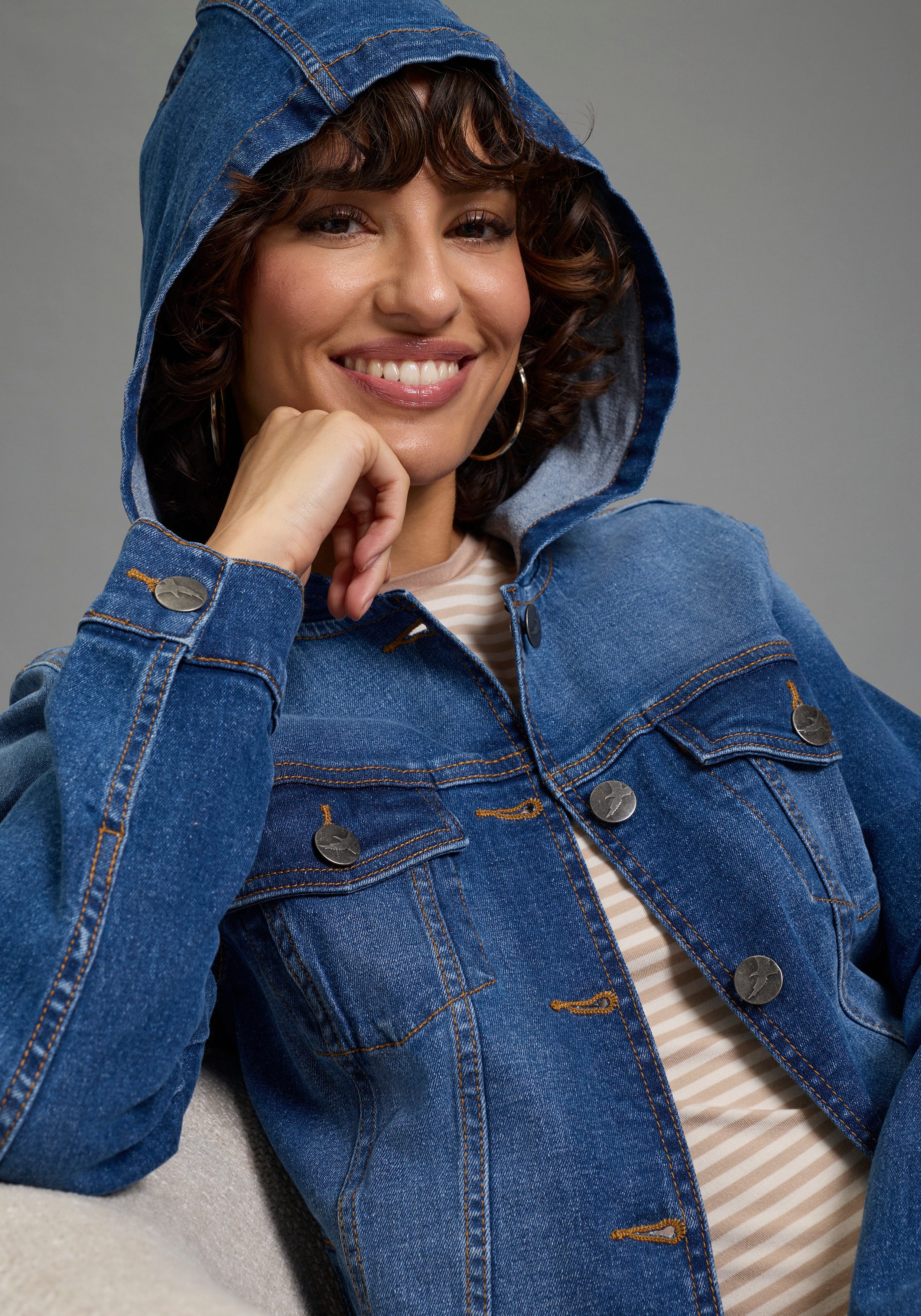 Arizona Jeansjacke mit Kapuze, Regular Fit, mit Knopfleiste, mit Knopf-Applikationen