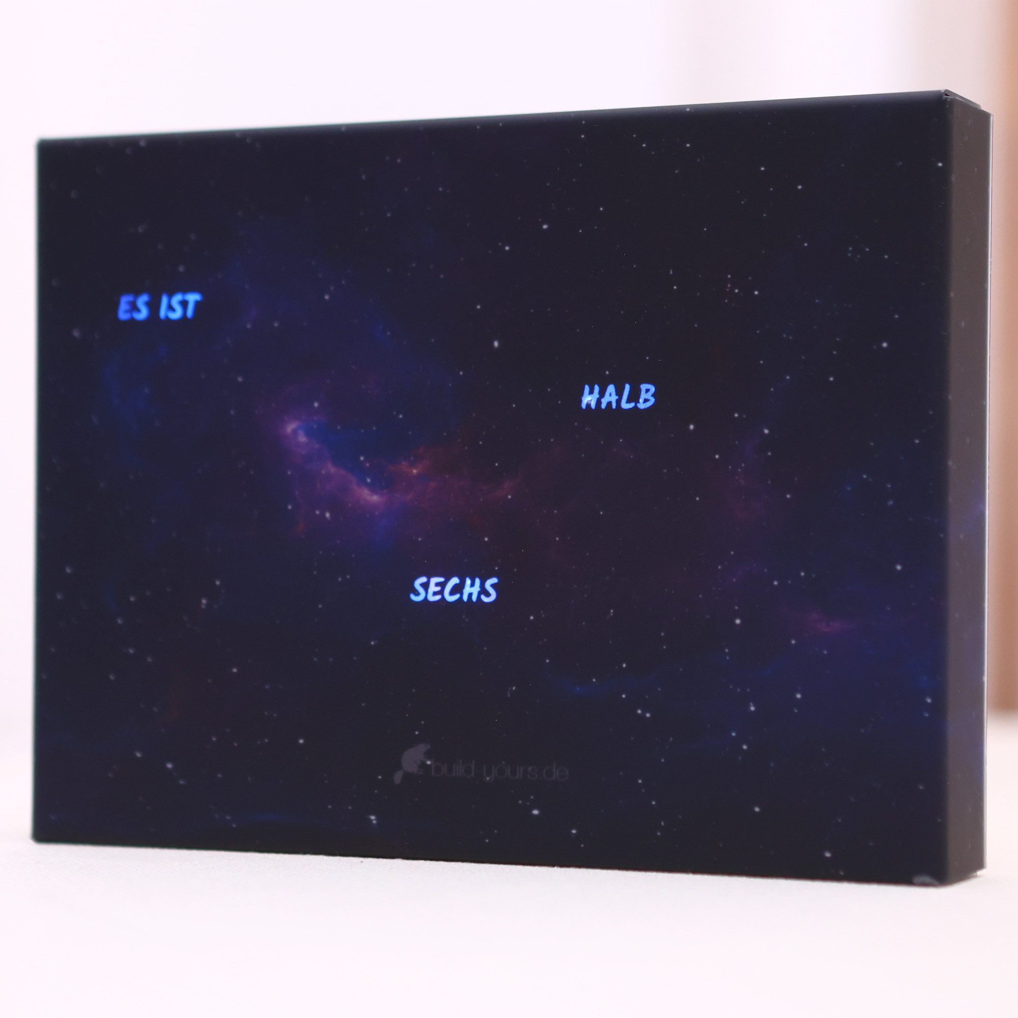 build-yours.de Standuhr BoxClock PLA - Die Wortuhr für den Schreibtisch - LED Standuhr