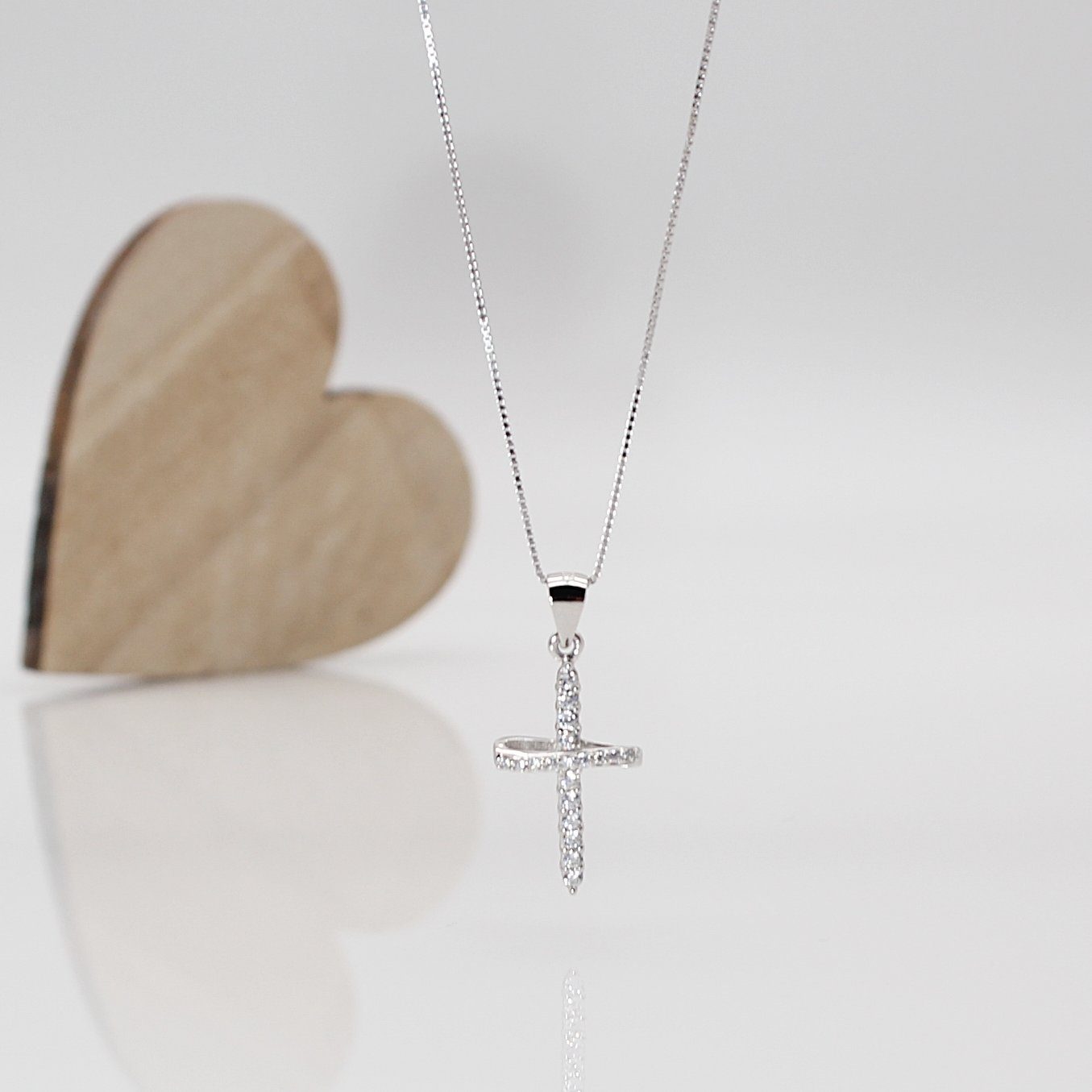 ELLAWIL Kreuzkette Silberkette mit Kreuz Anhänger Kreuzanhänger Damen  Halskette (Sterling Silber 925, Kettenlänge 50 cm), inklusive  Geschenkschachtel