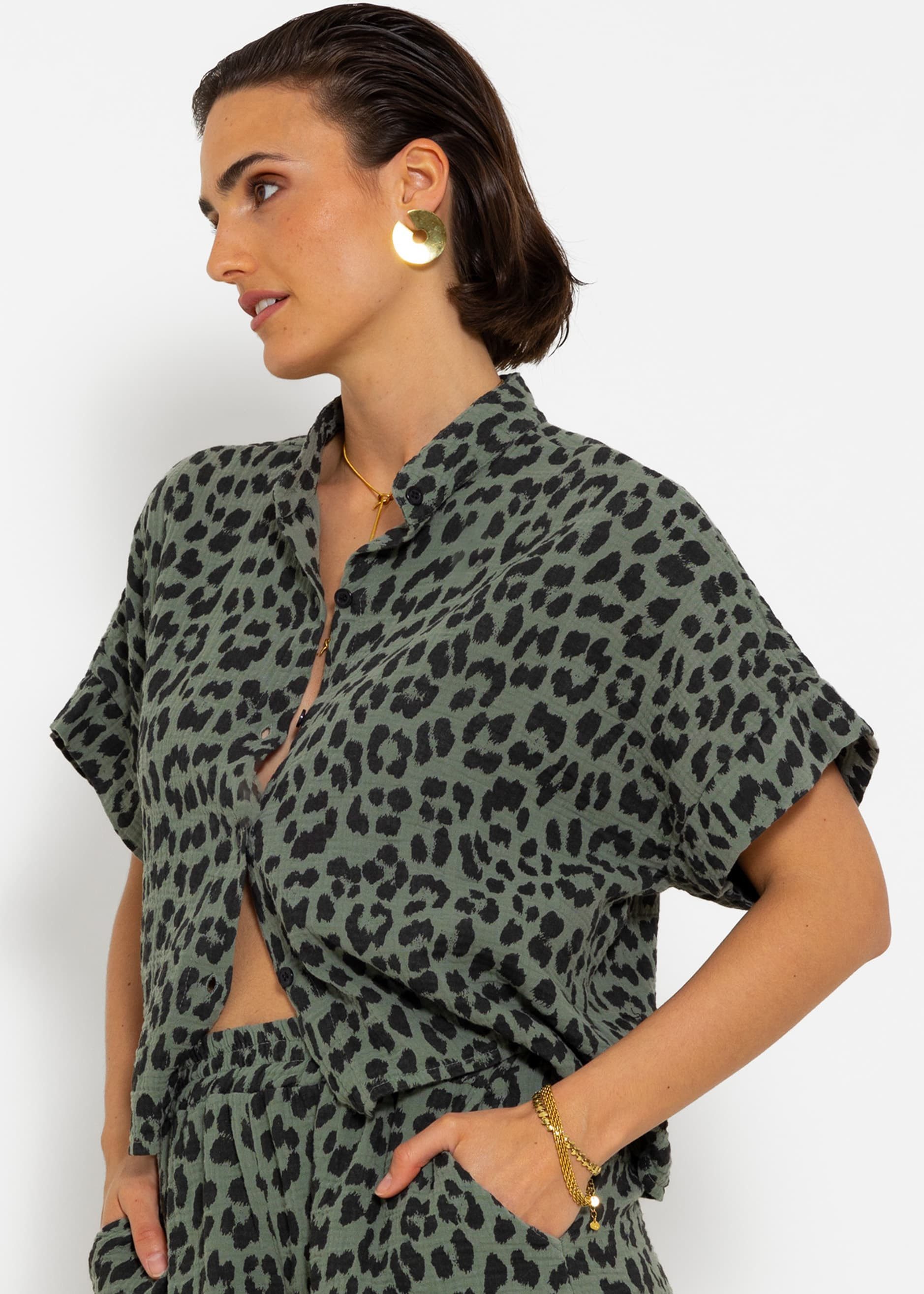 SASSYCLASSY Kurzarmbluse Musselin Bluse mit Leo-Print Lässige cropped Bluse aus Baumwolle mit kurzen Ärmeln
