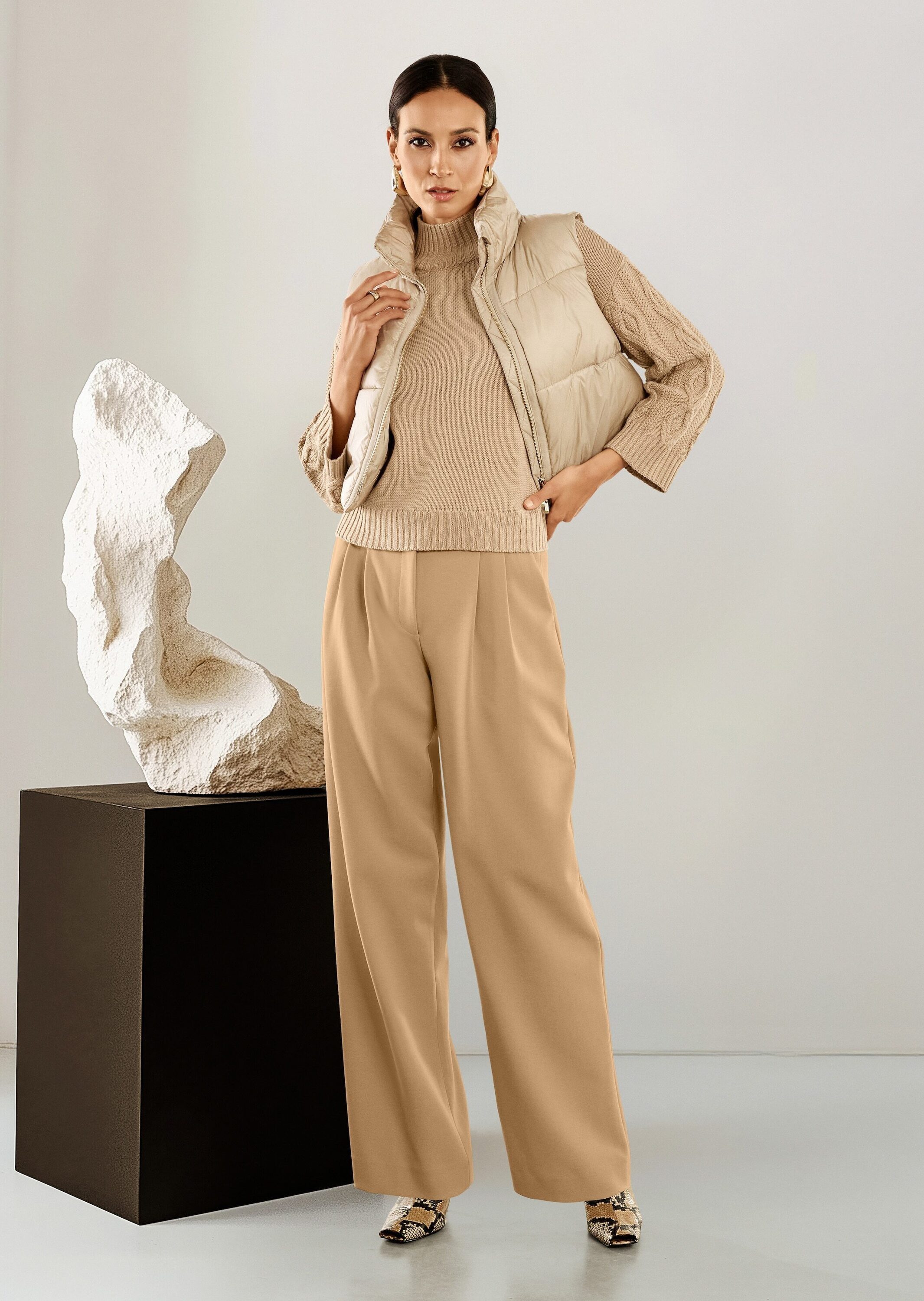 MADELEINE Bundfaltenhose Palazzohose mit weitem Bein Stoffhose mit weiter Beinform, Bundfalten, seitliche Taschen