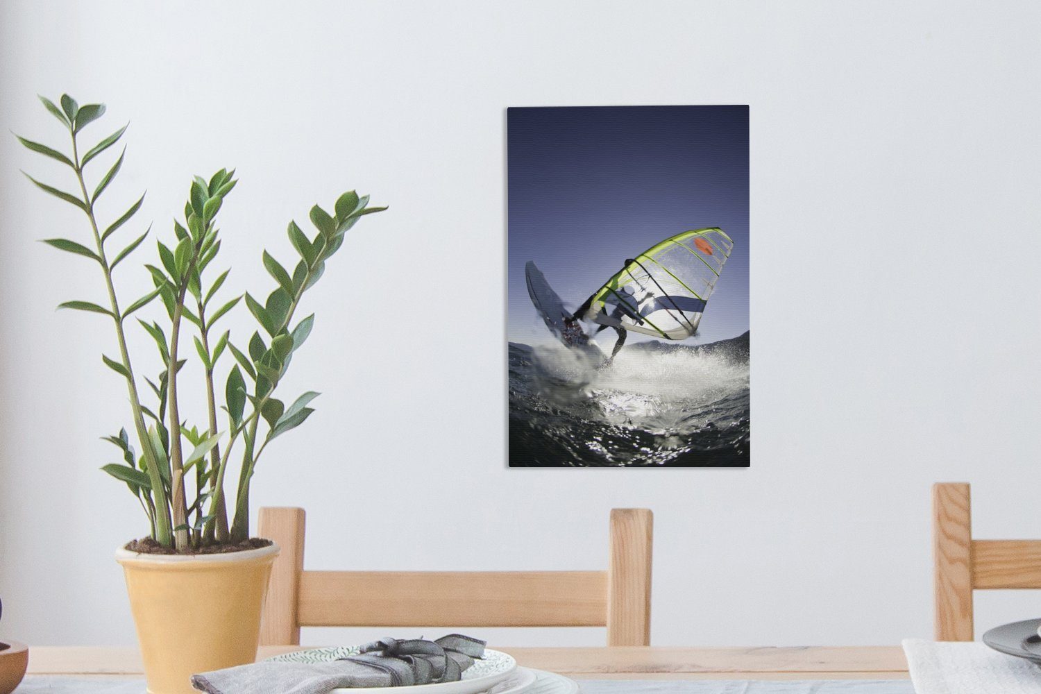 Zackenaufhänger, Windschutzscheibe fertig Gemälde, Leinwandbild 20x30 OneMillionCanvasses® Bei cm die vor Windsurfer inkl. Leinwandbild befindet St), bespannt sich einem (1 der,