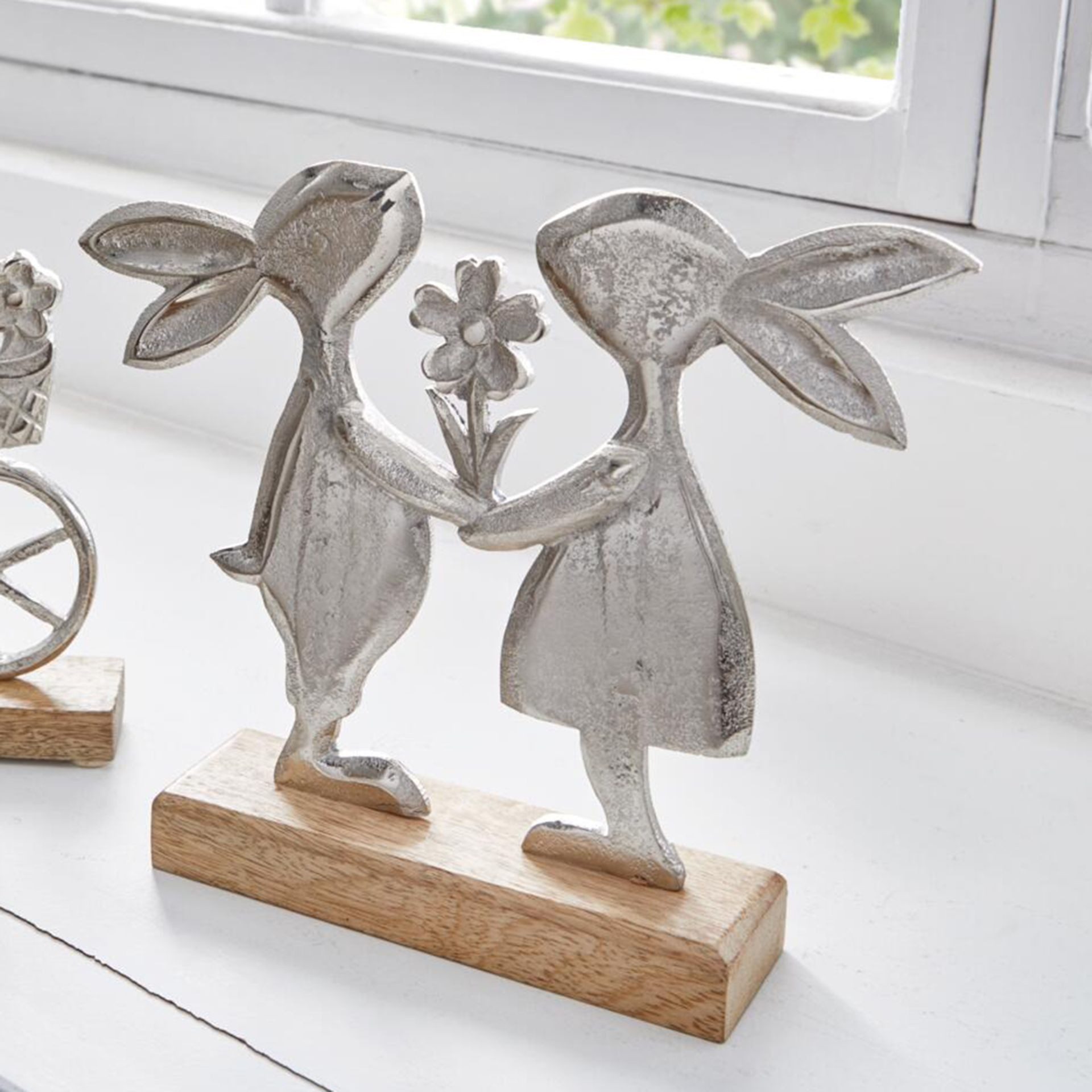Home-trends24.de Osterfigur Osterhase Hase Ostern Deko Hasenpaar Blumen Sockel
