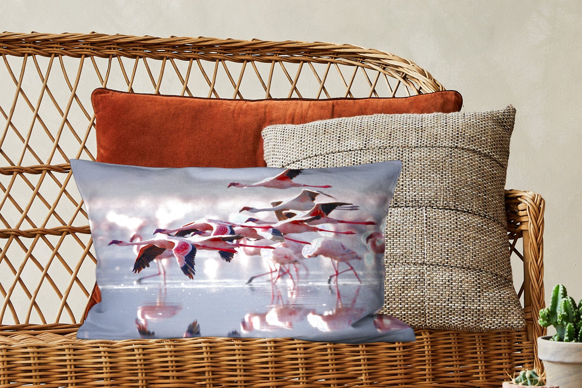 mit Wohzimmer Flamingos Füllung, auf Dekokissen Dekokissen Zierkissen, Dekoration, Wasser, dem Schlafzimmer Rosa MuchoWow