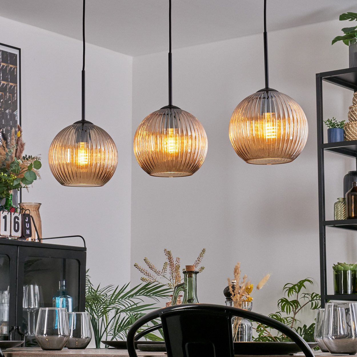 hofstein Hängeleuchte 3-flammige Hängelampe aus Metall/Riffelglas in Schwarz/Bernstein, ohne Leuchtmittel, moderne Pendelleuchte im Retro/Vintage-Design (Schirme Ø 20 cm), E27