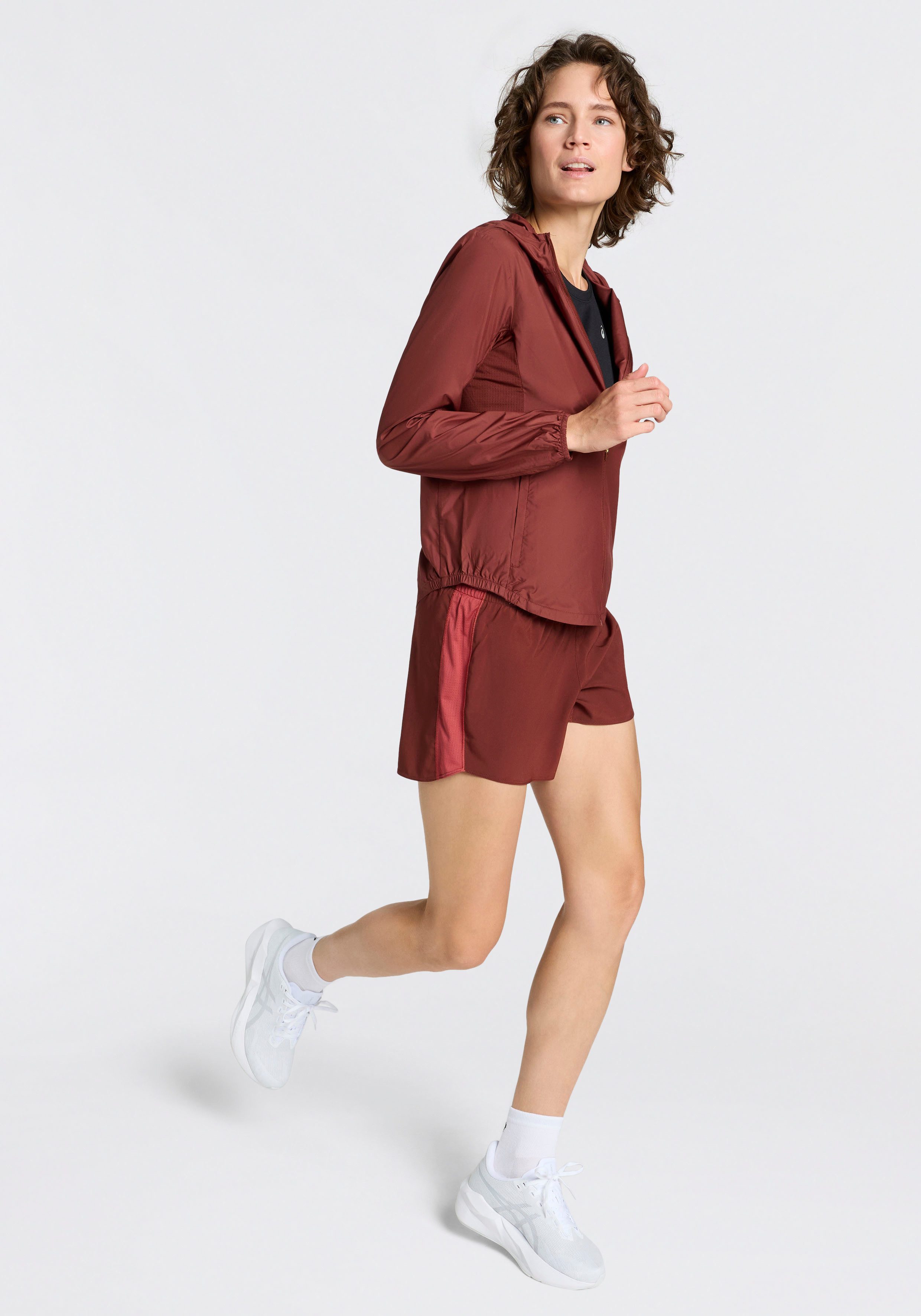 Asics Laufshorts ASICS CORE 4IN SHORT mit seitlichem Einsatz, bequeme Passform, weit geschnittene Form