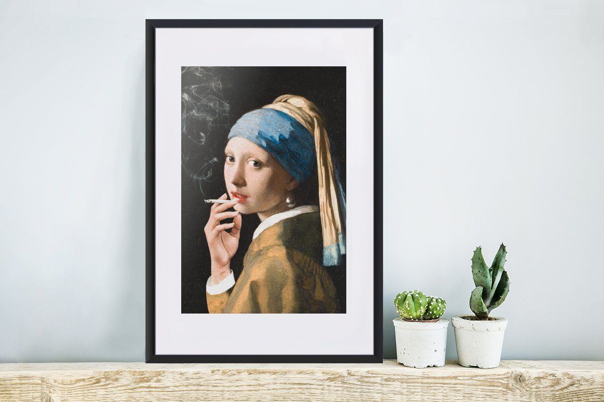 MuchoWow Poster Mädchen Rahmen, Poster, Schwarzem Zigaretten, - (1 Bilderrahmen Kunstdruck, Gerahmtes Perlenohrring - St), Johannes mit Vermeer mit