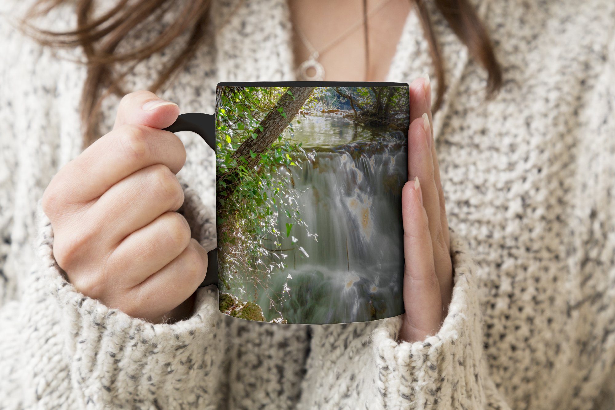 Teetasse, in, Geschenk Krka-Nationalpark Tasse den Wasserfall Ein MuchoWow im Farbwechsel, Keramik, Kaffeetassen, zwischen Baumstämmen Zaubertasse,