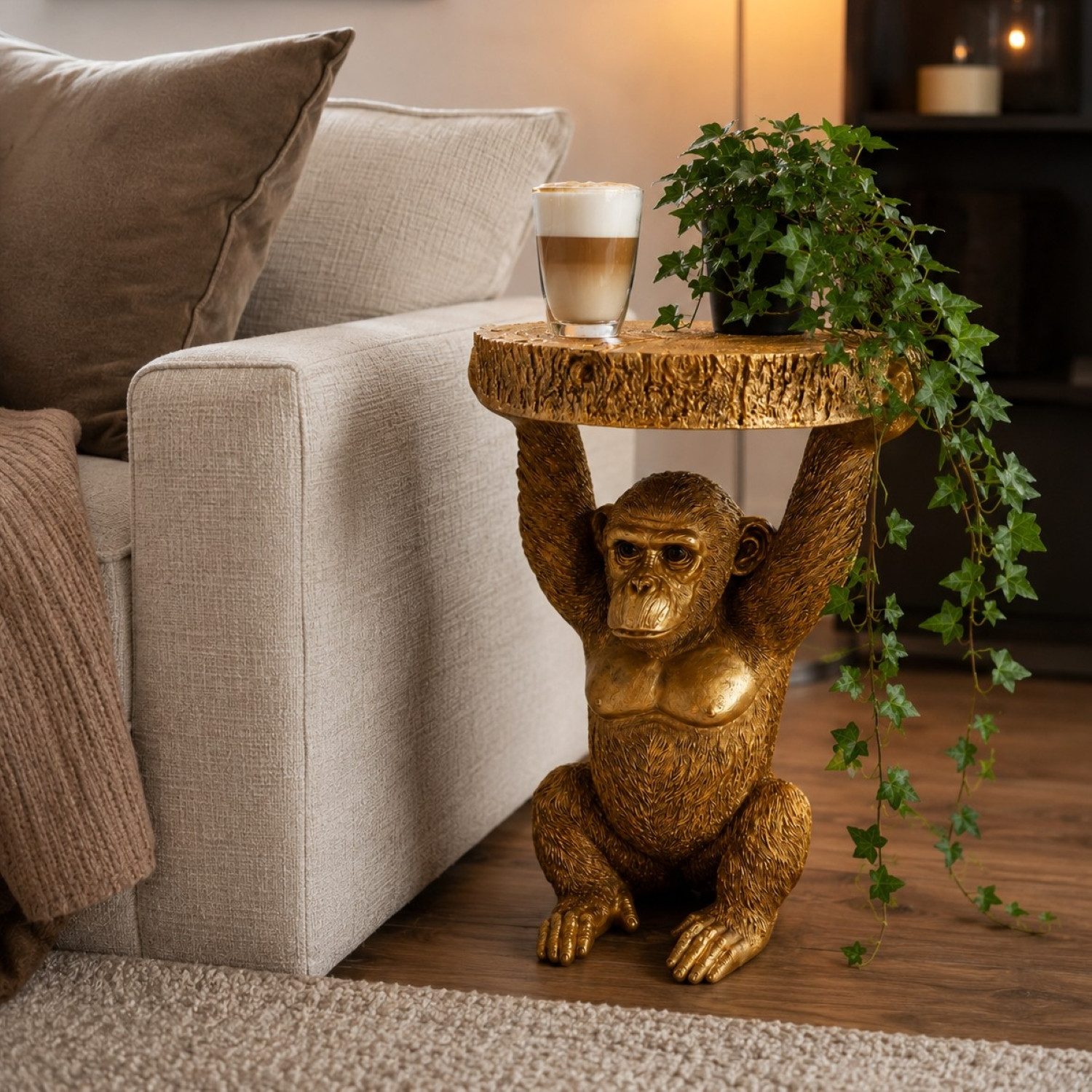 Online-Fuchs Beistelltisch goldener Affe mit runder Baumscheibe in Holz Optik - ideal für Sofa (53 cm groß, Outdoor geeignet), als Sofatisch, Nachttisch oder auch Gartentisch einsetzbar