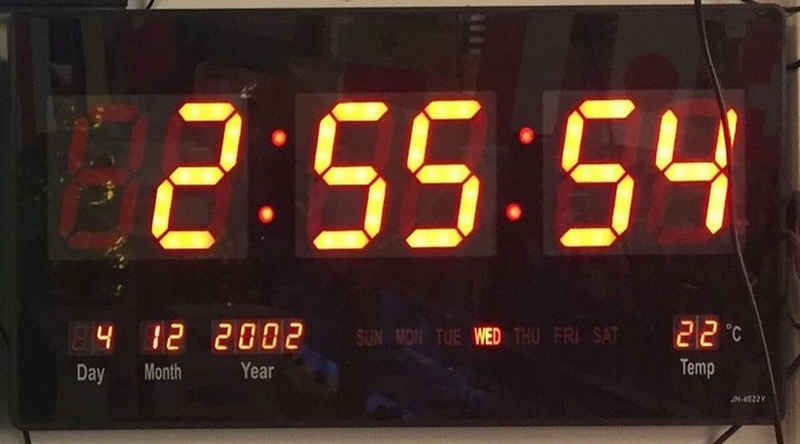 emeco Wanduhr XL grosse LED digital Wanduhr mit Datum Temperatur Alarm Clock 36 x 15