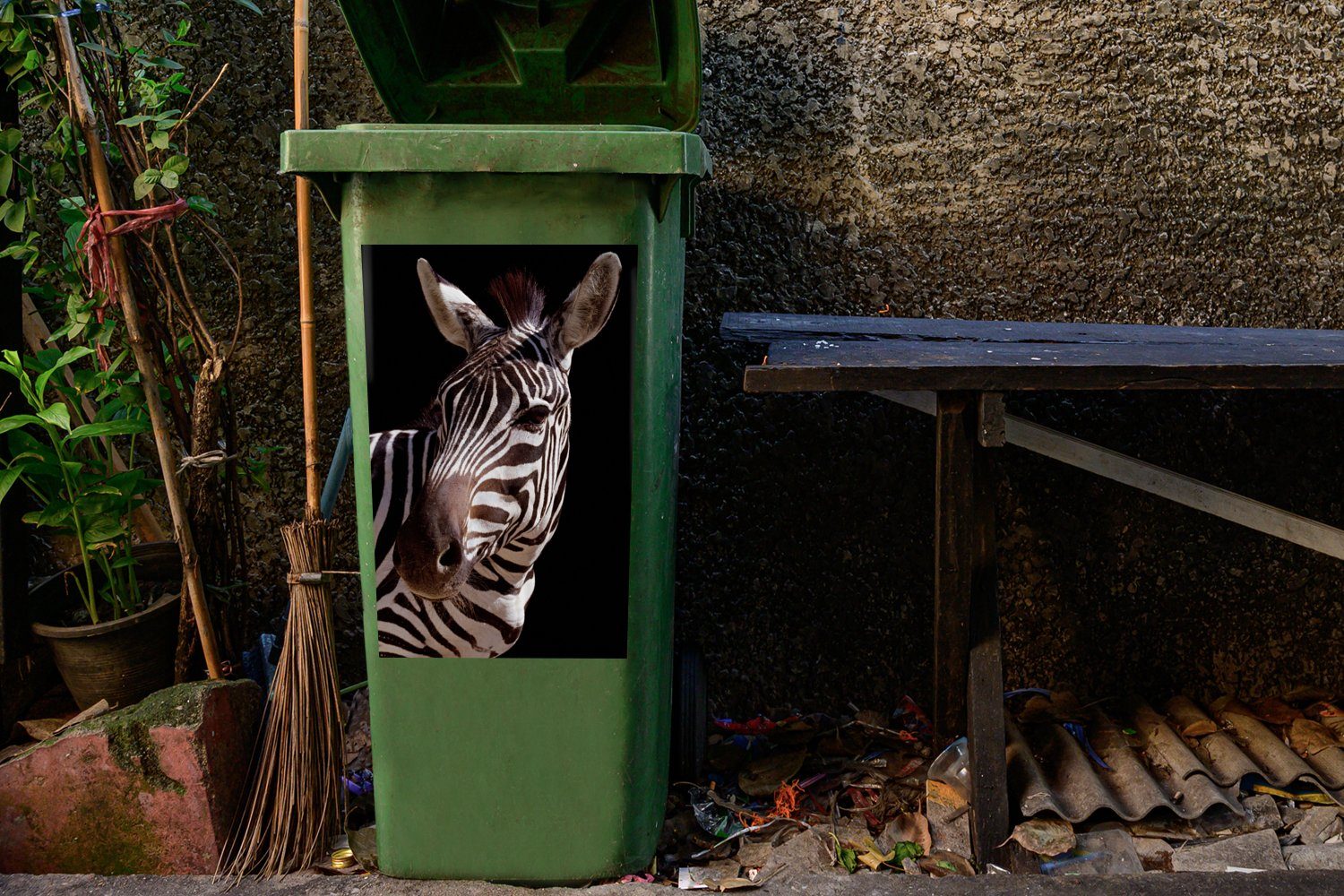 MuchoWow Wandsticker Neugieriges Container, auf Sticker, Abfalbehälter St), Hintergrund Mülltonne, (1 Zebra Mülleimer-aufkleber, schwarzem