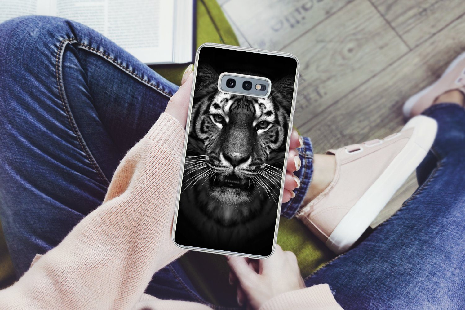 MuchoWow Handyhülle für Samsung Galaxy S10e Tiger - Tiere - Schwarz - Weiß - Porträt - Wil, Phone Case, Silikon, Schutzhülle Dünn