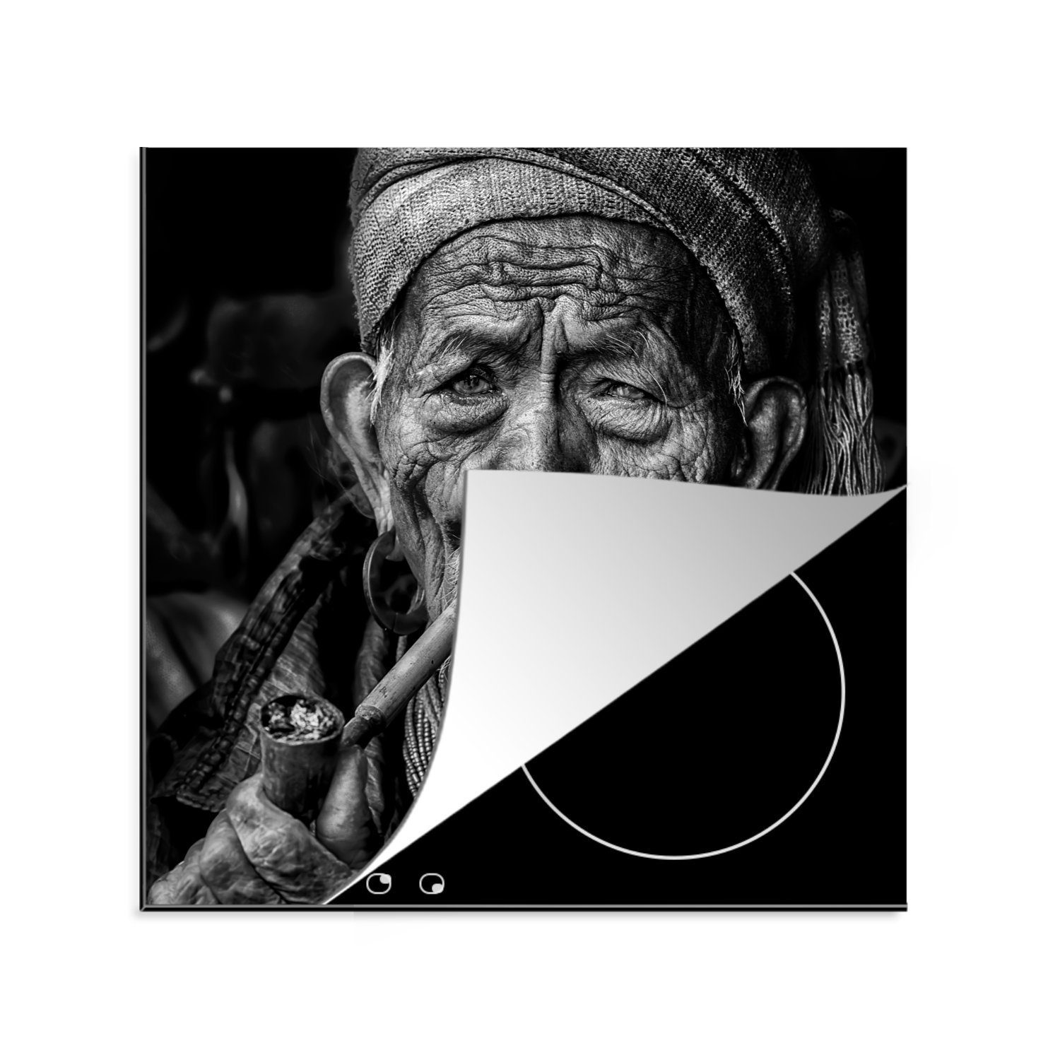 MuchoWow Herdblende-/Abdeckplatte Porträt eines Pfeife rauchenden Mannes mit wettergegerbtem Gesicht in, Vinyl, (1 tlg), 78x78 cm, Ceranfeldabdeckung, Arbeitsplatte für küche