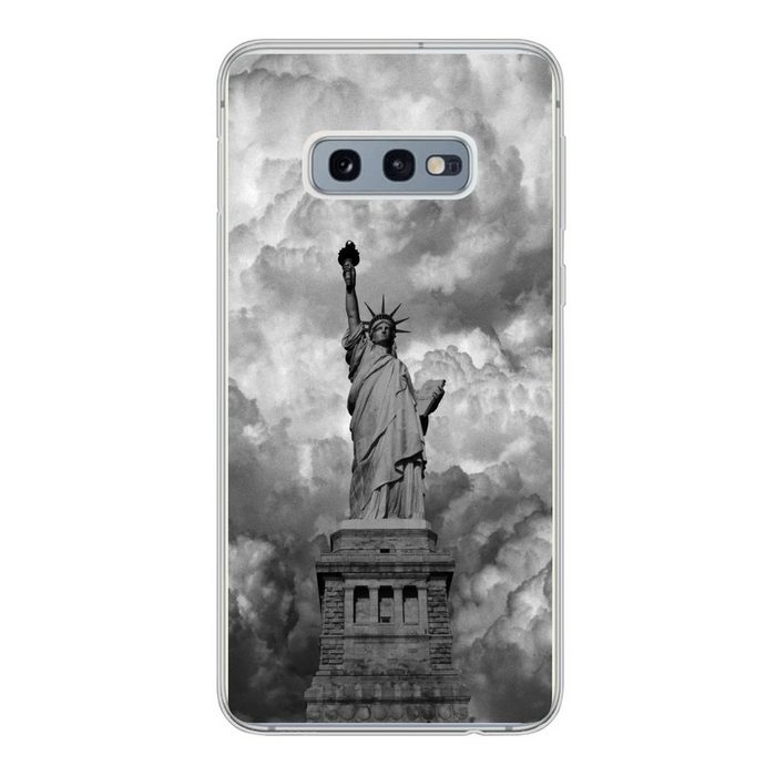 MuchoWow Handyhülle Freiheitsstatue in New York an einem bewölkten Tag in schwarz-weiß Phone Case Handyhülle Samsung Galaxy S10e Silikon Schutzhülle